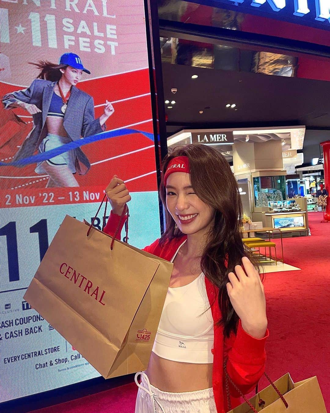 PIMTHAのインスタグラム：「ลู่วิ่งเดียวที่จะวิ่งคือ..วิ่งไปช้อป! 🏃‍♀️💨 ที่งาน #Central1111SaleFest ! ค่าา ❤️‍🔥🛒 ช้อปไอเทมว้าว 111 Best Deals in Town #โปรแรงแซงทุกดีล  ตั้งแต่วันนี้ - 13 พ.ย.65 ที่ห้างเซ็นทรัลทุกสาขา #CentralDepartmentStore หรือโหลด 📲  #CentralAPP แล้วช้อปเล๊ย ของแท้ ส่งฟรี! พร้อมแจกโค้ดลดเพิ่มสูงสุดถึง 20%  ด้วยน๊า รีบไปช้อปกันเล๊ย ❤️‍  *เงื่อนไขเป็นไปตามที่บริษัทกำหนด  @centraldepartmentstore」