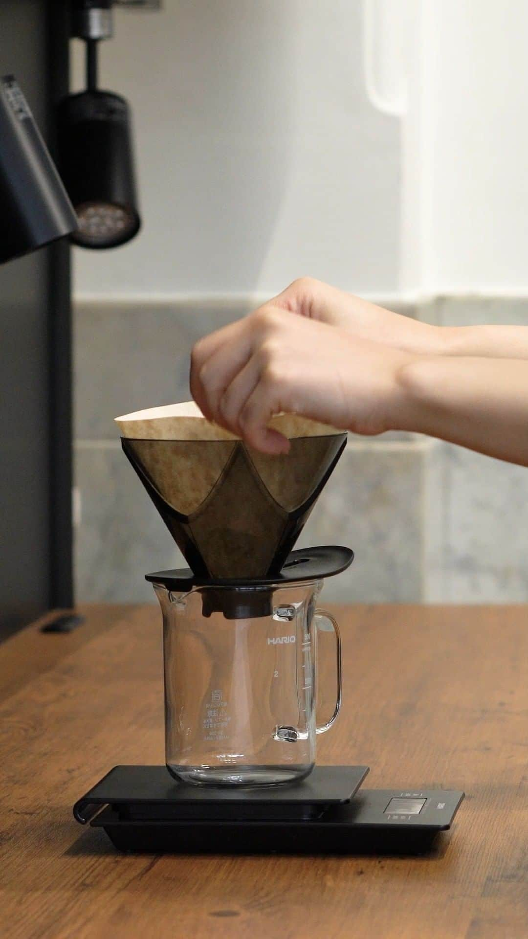 HARIOのインスタグラム：「ㅤㅤㅤㅤㅤㅤㅤㅤㅤㅤㅤㅤ [V60 One Pour Dripper MUGEN] VDMU-2018-TB   注ぐお湯は一回だけで抽出できるドリッパーです。 ドリッパー内側に凸のリブがなく、 ドリッパーにペーパーが張りつき、 星型の『溝』を伝ってゆっくりとコーヒーが抽出されます。  ----- This dripper lacks internal ribbing, so paper filters stick to it as coffee flows down the star-shaped grooves to slowly brew.  . . .  #hario #v60 #coffee #pourover #pourovercoffee #coffeetime #coffeelover #homebrew #specialtycoffee#100thanniversary」