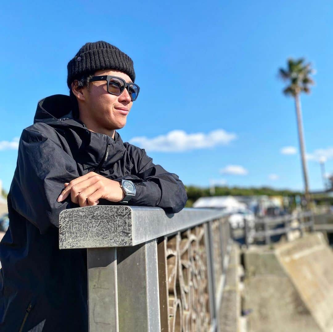 飛田流輝のインスタグラム：「Thank you always☀️☀️ @nixon_japan  からTime  teller OPP⌚️地球にやさしい時計🌏🟦 👕 @volcomjapan  #volcomjapan  🕶 @electric_japan  #snowboad #snowboarding #surf #surfing #ニクソン #nixon」
