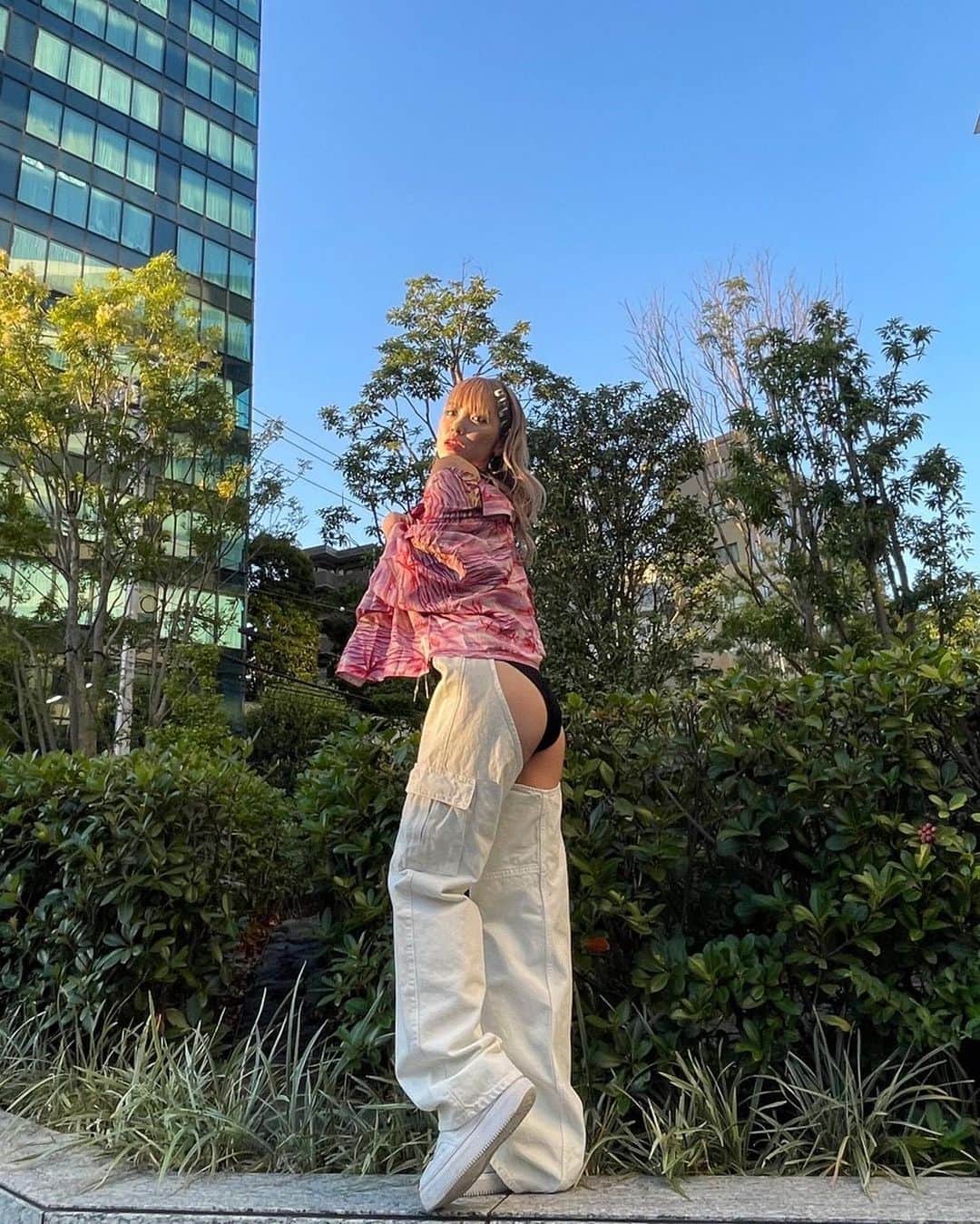 Lil’Fang のインスタグラム：「💐💐💐  TOMMY JEANSとMartine Roseの コラボレーションアイテム着てみました🫶🏻  どれもこれも本当に可愛くて 遊び心満載で選ぶの時間かかった 笑 個性的なデザインのパンツで いつもよりちょっと 攻めたコーデにしてみました🍑  優しい着心地だけど おしゃれに見せたい時におすすめです😎  #TommyJeans #TJブランドサポーター #TJXFAKY #PR @tommyjeans」