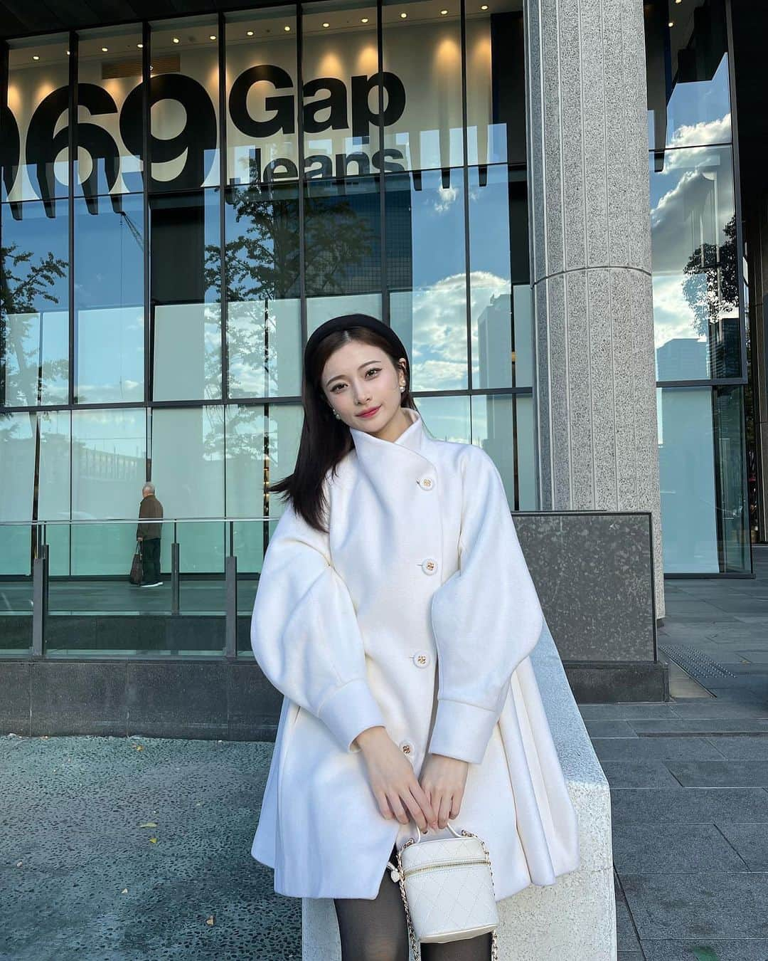 せいかのインスタグラム：「“GRACE U × SEICA Special Event”  一つ目は、「Mia Coat ( Ivory / Brown )」🧥🤍  Mia Coatは、Aラインのフレアシルエットで、体型に縛られずゆったり着れるハーフコート💫💫 ウール混紡生地だから軽くて、暖かいのがとっても魅力的なの🥹🤍 ガーリーにもカジュアルにも着れてこれ一枚で めちゃくちゃ気まわせるの🎀 ともだちからも着て行ったら絶対褒めてもらえるコートでお気に入り♡  11月12日 12:00〜11月14日 23:59の間に Mia Coatをご購入いただくと Mia Coatが20%オフ & GRACE Uの手袋が プレゼントされます(選択不可)🎁」