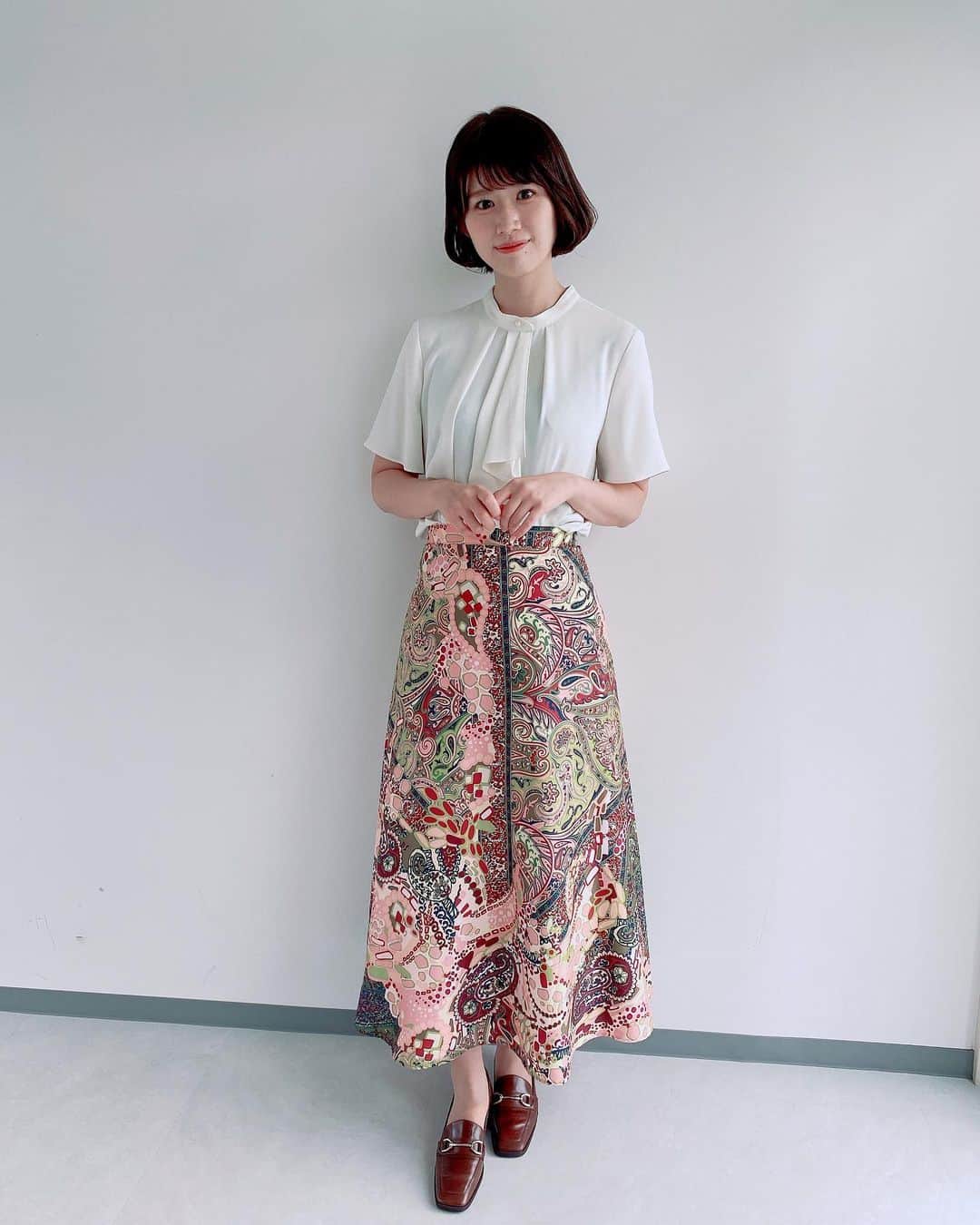 佐藤朱のインスタグラム：「久々に全身ショットを載せてみます😀📸 スカートの柄、インパクトがありますよね！💐」