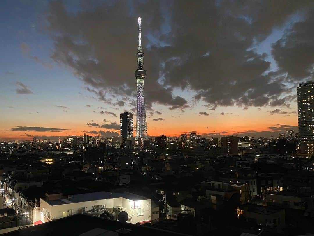 高岡早紀 さんのインスタグラム写真 - (高岡早紀 Instagram)「スカイツリー越しにくれてゆく夕陽を皆んなで眺めた。 きっとすてな作品になるはず。。  #我らがパラダイス　#tokyo #twilight  #skytree」11月7日 20時20分 - saki_takaoka
