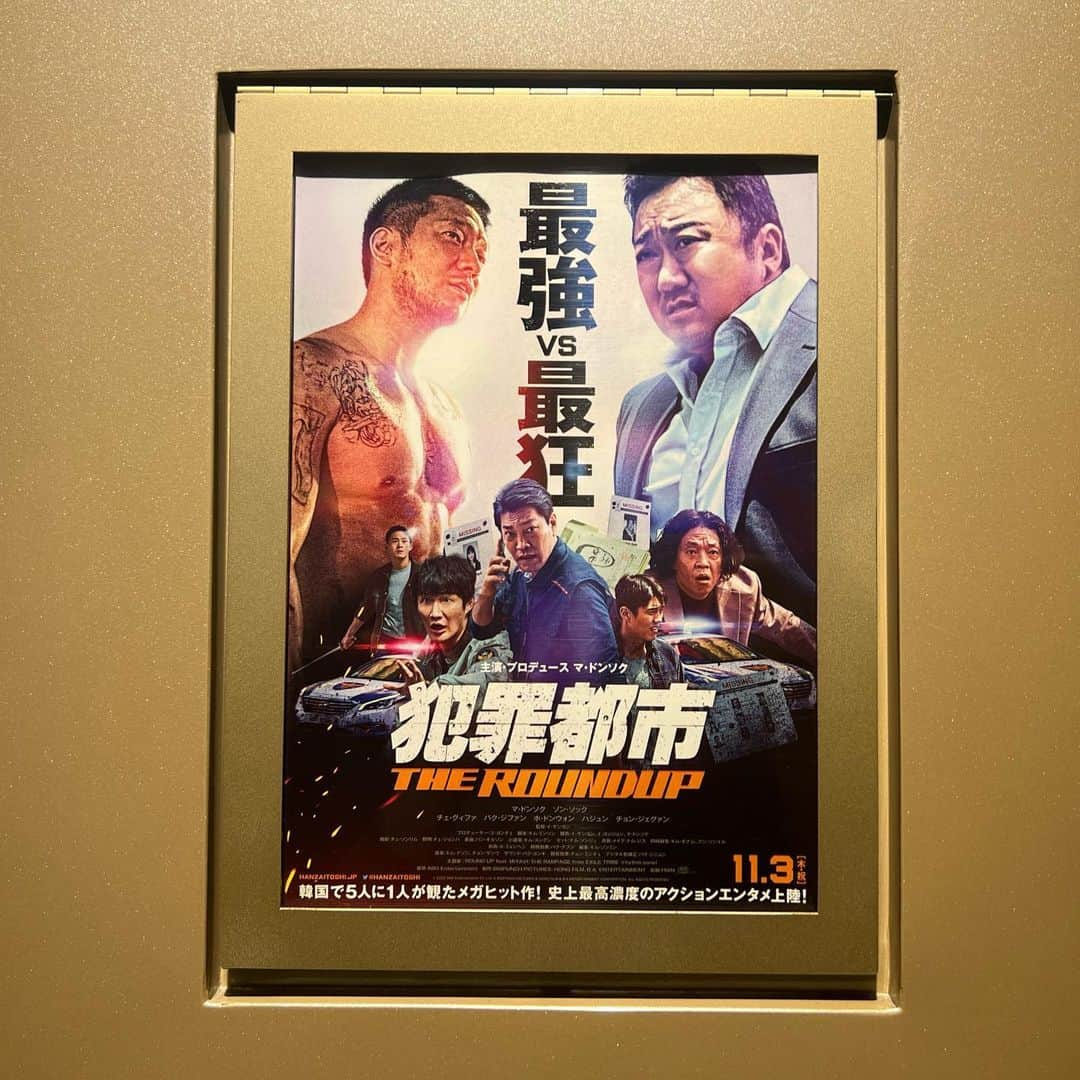 小越しほみさんのインスタグラム写真 - (小越しほみInstagram)「この間1人美術館行った日に1人映画も… ソロ活得意女です🐈‍⬛笑  犯罪都市THE ROUNDUP観てきた🎬  まさに最強と最狂の戦いだった… ハラハラして面白かったぁ🥹  戦いのシーンの迫力がすごくて 描写がリアルというかそれ以上というか 思わず目を瞑った部分もあるけど それが韓国映画の良さでもあるし なんだかんだ好きなんだよね🫣  あとお金持ちに生まれるとただ生きてるだけで命狙われるし 一般庶民でよかったなぁと思いつつみてた笑  圧倒的な強さとか大好きなので マ･ドンソクほんと最高だった🔥  . . . . . . .  #犯罪都市 #犯罪都市theroundup #映画 #マドンソク #マブリー #アクション映画 #映画館 #映画鑑賞 #映画紹介 #映画レビュー #映画好き #映画鑑賞記録 #韓国映画 #ソロ活女子 #cinema #pr #theater #selfie #japanesegirl」11月7日 20時21分 - shihomi1129