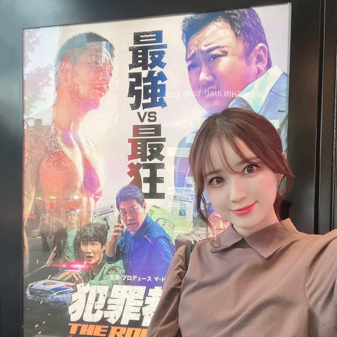 小越しほみさんのインスタグラム写真 - (小越しほみInstagram)「この間1人美術館行った日に1人映画も… ソロ活得意女です🐈‍⬛笑  犯罪都市THE ROUNDUP観てきた🎬  まさに最強と最狂の戦いだった… ハラハラして面白かったぁ🥹  戦いのシーンの迫力がすごくて 描写がリアルというかそれ以上というか 思わず目を瞑った部分もあるけど それが韓国映画の良さでもあるし なんだかんだ好きなんだよね🫣  あとお金持ちに生まれるとただ生きてるだけで命狙われるし 一般庶民でよかったなぁと思いつつみてた笑  圧倒的な強さとか大好きなので マ･ドンソクほんと最高だった🔥  . . . . . . .  #犯罪都市 #犯罪都市theroundup #映画 #マドンソク #マブリー #アクション映画 #映画館 #映画鑑賞 #映画紹介 #映画レビュー #映画好き #映画鑑賞記録 #韓国映画 #ソロ活女子 #cinema #pr #theater #selfie #japanesegirl」11月7日 20時21分 - shihomi1129