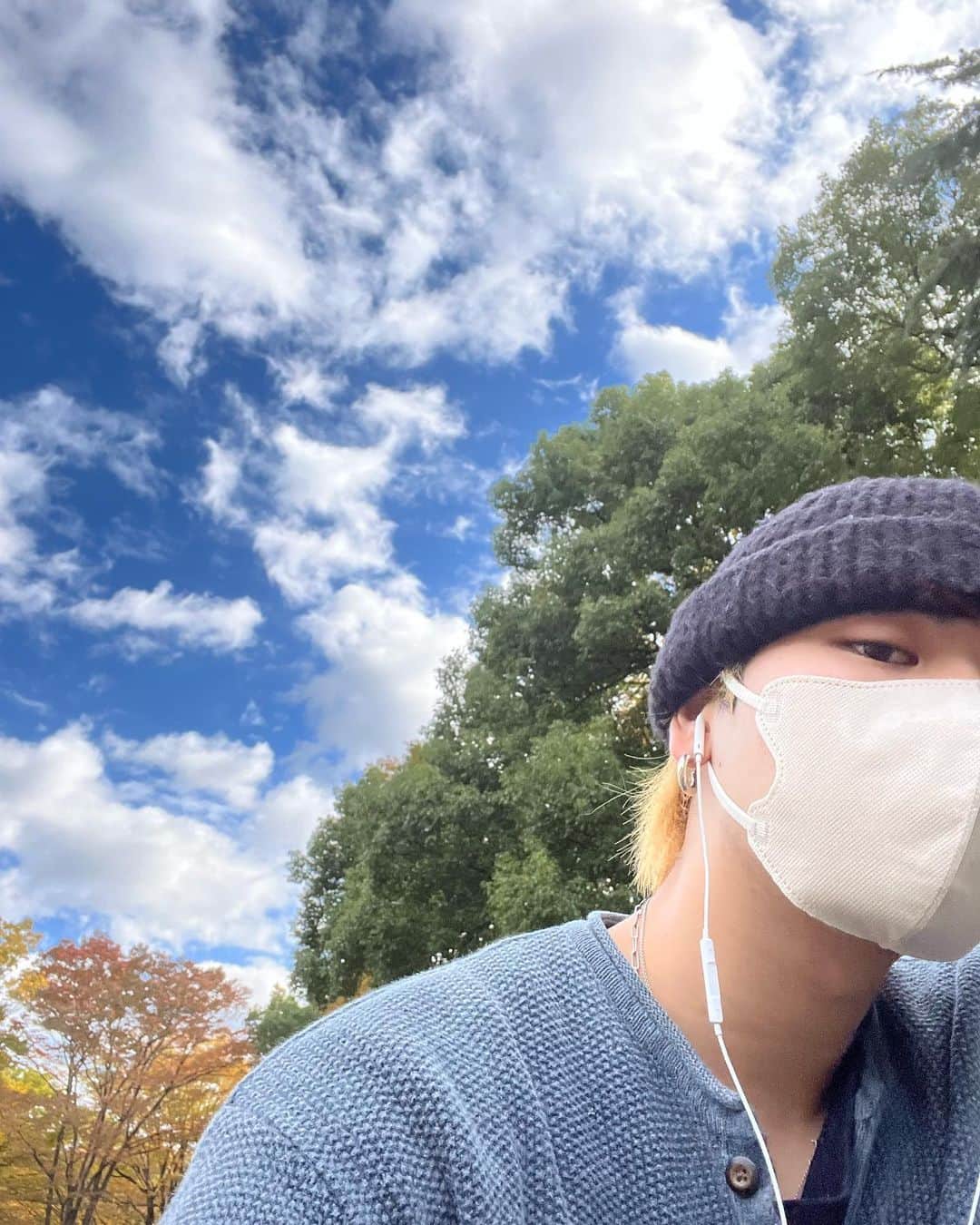 北村太樹のインスタグラム：「チャリ通がいいのね、この季節。🍁 上目遣いずるいな。」