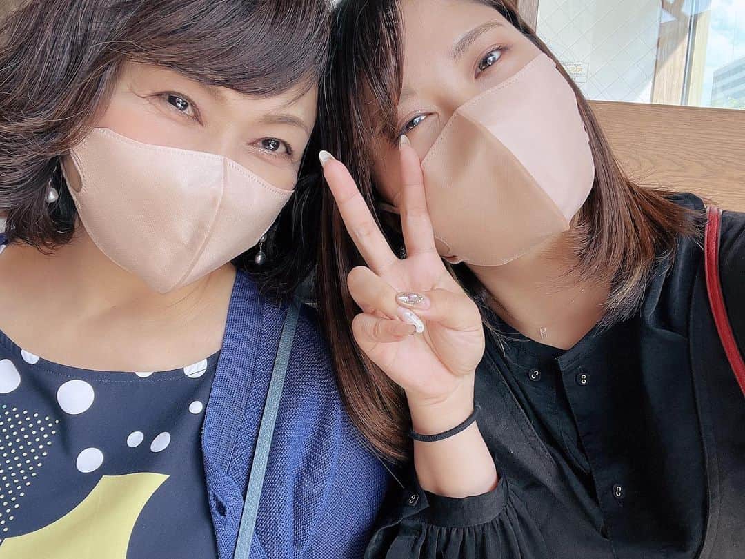 中村水月のインスタグラム：「大好きなお母さんの誕生日！！ 年々綺麗になるお母さん ずっと可愛くて綺麗なお母さんでいてください。  誕生日おめでとう〜！！  @kiyomi_1107_n」