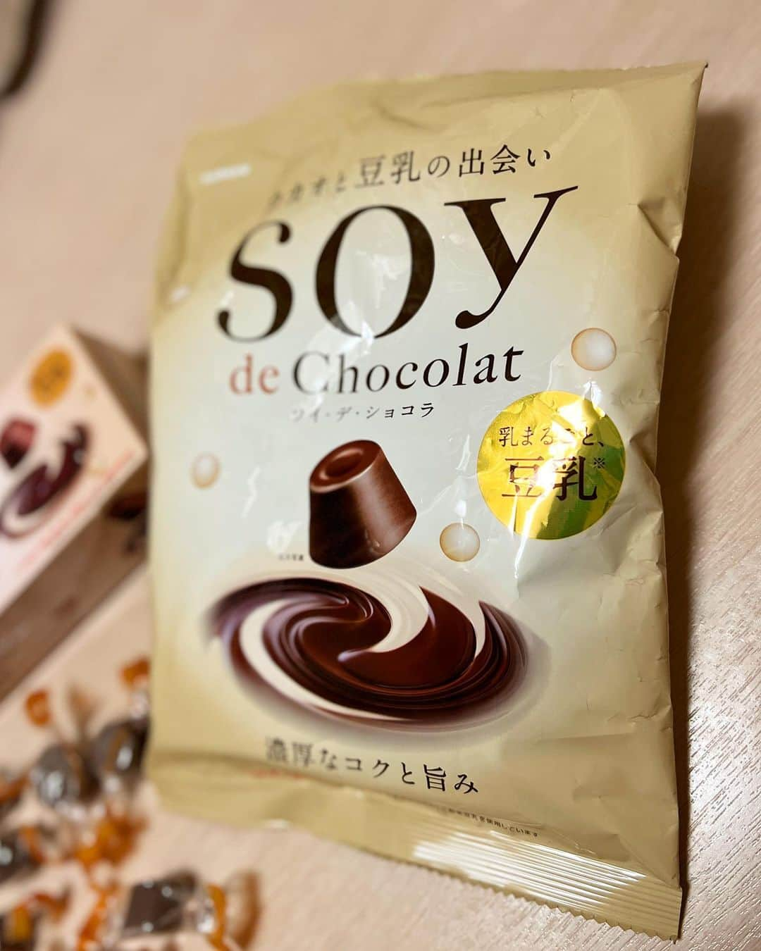 Yuuさんのインスタグラム写真 - (YuuInstagram)「豆乳チョコレート🍫 チョコレートなのにヘルシーってやばい😍 豆乳で健康的でめっちゃ美味しい！ お出かけの時もちょこっと食べるの❣️  全国のスーパーで買えるよ⸜(๑⃙⃘'ᵕ'๑⃙⃘)⸝⋆︎* 見つけたら買ってみて😘  https://www.kabaya.co.jp/catalog/soy-de-chocolat/  PR #ソイデショコラ #カバヤ #豆乳チョコレート #チョコ好きにはたまらない #SOYdeChocolat」11月7日 20時29分 - yuu1115yuu