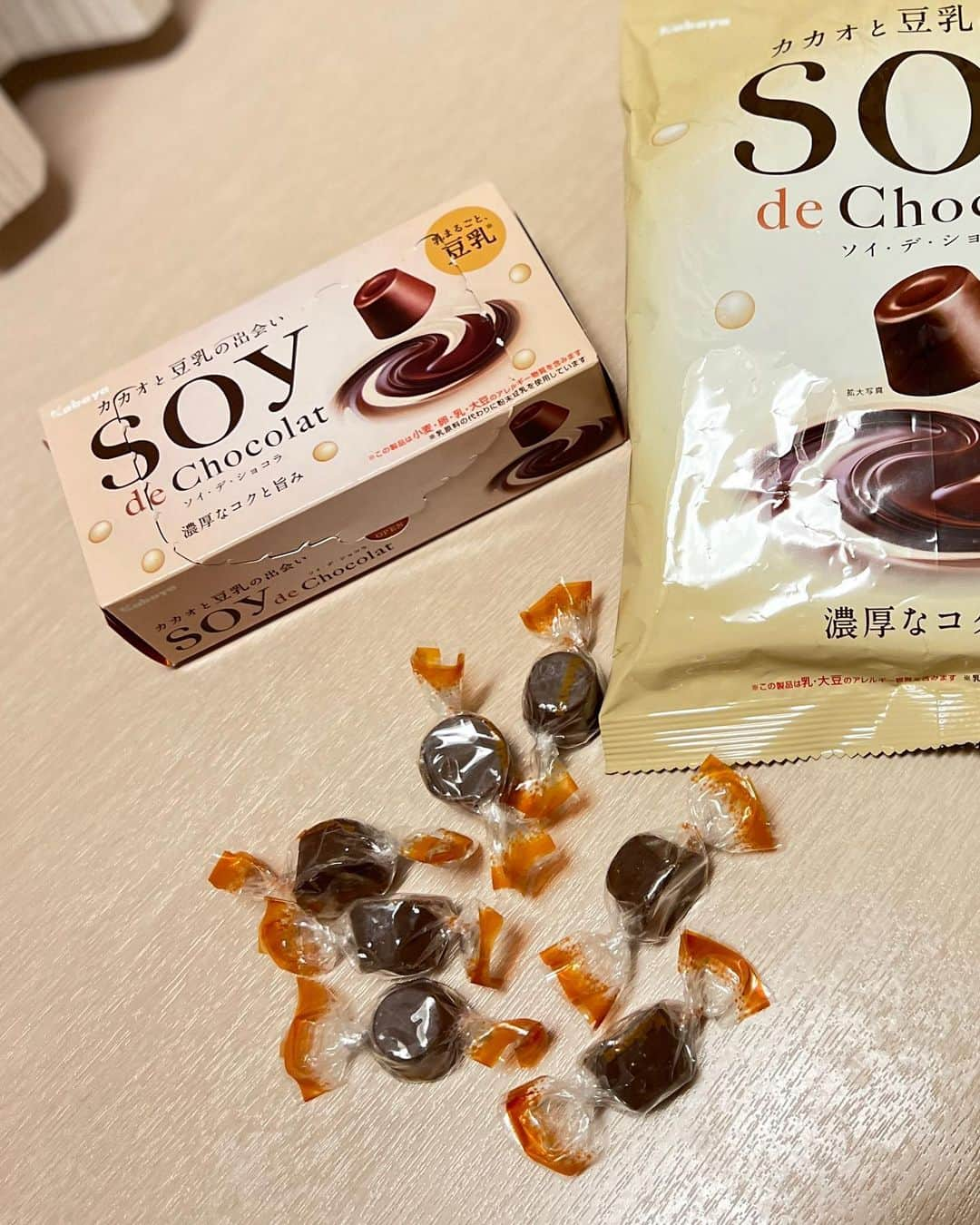 Yuuさんのインスタグラム写真 - (YuuInstagram)「豆乳チョコレート🍫 チョコレートなのにヘルシーってやばい😍 豆乳で健康的でめっちゃ美味しい！ お出かけの時もちょこっと食べるの❣️  全国のスーパーで買えるよ⸜(๑⃙⃘'ᵕ'๑⃙⃘)⸝⋆︎* 見つけたら買ってみて😘  https://www.kabaya.co.jp/catalog/soy-de-chocolat/  PR #ソイデショコラ #カバヤ #豆乳チョコレート #チョコ好きにはたまらない #SOYdeChocolat」11月7日 20時29分 - yuu1115yuu