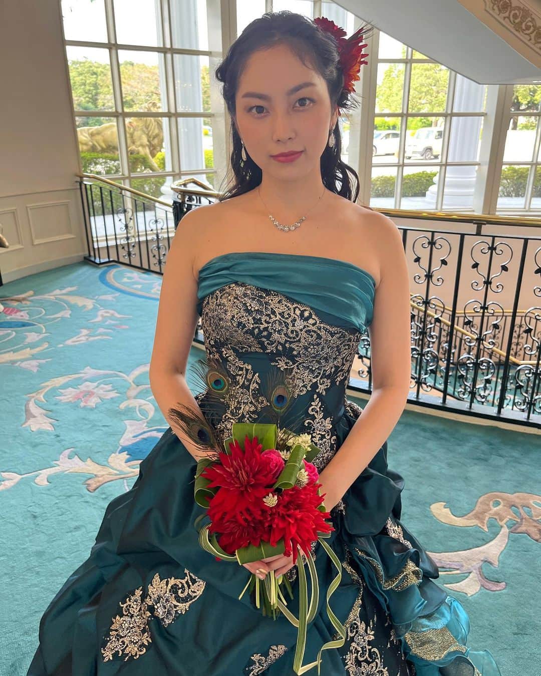 尾島知佳のインスタグラム：「2着目はグリーン🤔ブルーグリーン？🙄  アイドリング!!!のときのイメージカラー→グリーン(^^) アラジンイメージで決めてたから、ジャスミンが着てた色に合わせてみた💓 珍しいカラーのドレスだったけど、みんなに褒められたから、大正解でした(^^) ウェディングドレスは重くて大変だったけど、カラードレスは走れそうなくらい歩きやすかった⭐️ 奇抜な感じのドレスが私の性格をよく表していてよかったです（笑） #カラードレス #披露宴 #結婚式 #結婚 #アラジンイメージ #アラジン #justmarried #aladdin #2枚目 #笑」