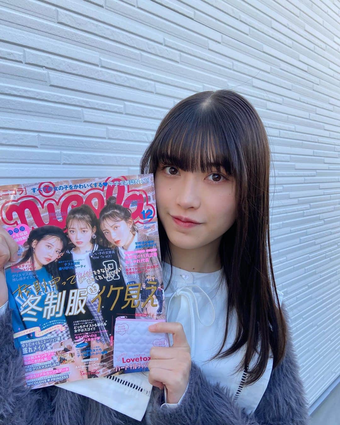 田中南のインスタグラム：「私もnicola12月号ゲットしました〜 るき、ゆな、わかなの表紙が目印！ 今月も役立つ情報盛り沢山なのでまだチェックしてない子は是非🧏🏻    #nicola  #ニコモ  #jk  #fjk  #jk1  #07  #田中南」