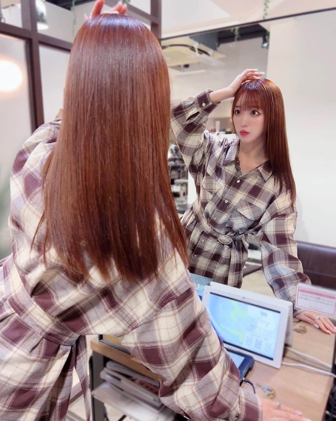 おりささんのインスタグラム写真 - (おりさInstagram)「BOTANIUM by RrSALON 【ボタニウム バイ アールサロン】  おりさの髪を生まれ変わらせてくれた 名古屋　矢場町の @botanium_rrsalon ✨  今回も水素トリートメントで サラサラツヤツヤに🥺✨  担当の滝島さん( @akira_takishima ) いつもありがとうございます✨  新商品Rr  SALON  Shampoo＆ MASK は 家でも愛用中❤️  この日の#チェックワンピース 👗は モデルの#伊藤桃々 ちゃんが プロデュースしているアパレルブランド #Cherimi ( @cherimi_official )  ♦♦♦♦♦♦♦♦♦♦♦♦♦♦♦♦♦♦♦♦♦♦♦♦♦  #nagoya#hair#hairstyle#botaniumbyrrsalon#rrsalon#名古屋#名古屋美容室#トリートメント #ヘアケア #美容 #髪質改善 #ボタニウム #ボタニウムバイアールサロン#オレンジヘア#髪型#髪#ストレートヘア#ヘアスタイル#サロンモデル#ロングヘア#シェリミー#ワンピース#ワンピースコーデ#コーデ#モテ服#秋コーデ#冬コーデ」11月7日 20時42分 - orisa_0510