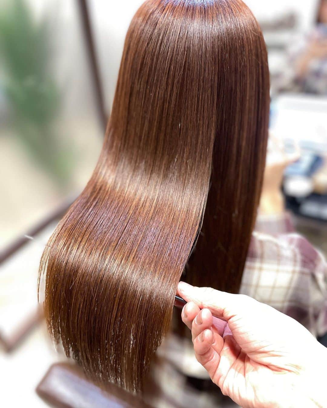 おりささんのインスタグラム写真 - (おりさInstagram)「BOTANIUM by RrSALON 【ボタニウム バイ アールサロン】  おりさの髪を生まれ変わらせてくれた 名古屋　矢場町の @botanium_rrsalon ✨  今回も水素トリートメントで サラサラツヤツヤに🥺✨  担当の滝島さん( @akira_takishima ) いつもありがとうございます✨  新商品Rr  SALON  Shampoo＆ MASK は 家でも愛用中❤️  この日の#チェックワンピース 👗は モデルの#伊藤桃々 ちゃんが プロデュースしているアパレルブランド #Cherimi ( @cherimi_official )  ♦♦♦♦♦♦♦♦♦♦♦♦♦♦♦♦♦♦♦♦♦♦♦♦♦  #nagoya#hair#hairstyle#botaniumbyrrsalon#rrsalon#名古屋#名古屋美容室#トリートメント #ヘアケア #美容 #髪質改善 #ボタニウム #ボタニウムバイアールサロン#オレンジヘア#髪型#髪#ストレートヘア#ヘアスタイル#サロンモデル#ロングヘア#シェリミー#ワンピース#ワンピースコーデ#コーデ#モテ服#秋コーデ#冬コーデ」11月7日 20時42分 - orisa_0510