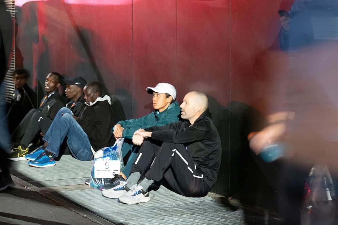 のインスタグラム：「I finished 5th at NYC Marathon . 良いスタートが切れました。  僕がタフなアスリートである事、そして今年2月から再スタートした @pete.j.julian との歩みも有効であると再認識できた結果でした。  いつか僕の日が来る時に備えて、どんな時も目標、規律、一貫性を持って良いレースを積み重ねていきます！  例年にない暑さと湿度の中で走り切ったランナー達お疲れ様でした！  📷 @sho_ta.matsumoto」