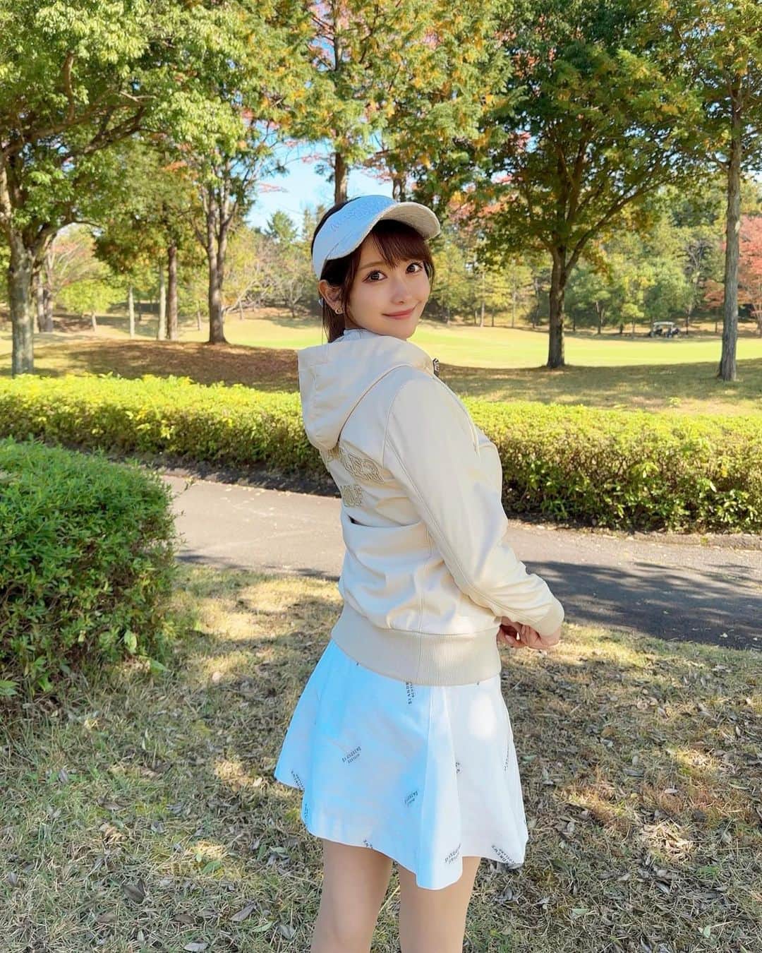 のインスタグラム：「. 🤍💛🤍 . 今の時期、ちょっと肌寒いな〜て時に さらっと羽織れて防寒できるフーディーやジャケットって重宝する✨ . これは @1piu1uguale3_golf のもの🫶🏻 とっても柔らかい生地で シルエットもかっこいいの🥺✨ . . #ゴルフ女子#ゴルフ#ゴルフウェア#ゴルフコーデ#ウノピュ#ウノピュウノウグァーレトレ#セントアンドリュース#golf#golfwear#golflife#golfstagram#golfcourse#golfaddict#golfclub#golfday#1piu1uguale3#1piu1uguale3golf#standrews#japan#japanesegirl」