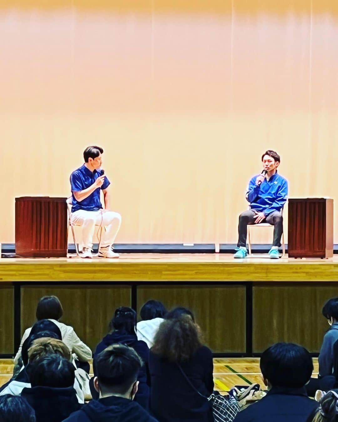 嘉村健士さんのインスタグラム写真 - (嘉村健士Instagram)「「子供を笑顔にするプロジェクト」 で東京都立足立高等学校、定時制に伺いました！！  バドミントンを通して少しでも元気、笑顔になってくれるように実技、そして今までの経験など松岡修造さんのモノマネで有名な、こにわさんとトークショーしてきました！  これからもバドミントンを通して笑顔と元気を届けれるように頑張っていこうと思います！！  関係者の方々、MCこにわさんありがとうございました！  #子どもを笑顔にするプロジェクト #こにわさん #トークショー」11月7日 20時51分 - kamura_takeshi