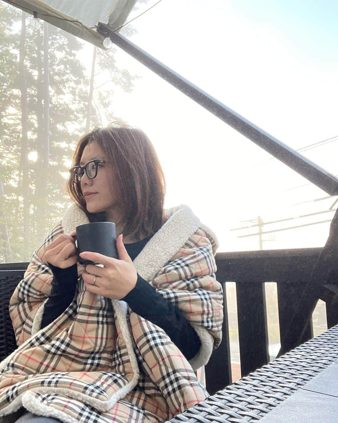 王子咲希(saki ouji)のインスタグラム：「.  グランピング🏕 息が白くなったほど寒かった朝 霧が凄すぎたけど空気が綺麗な外で食べる ホットサンドにホットコーヒー最高でした☕️  #グランピング #山梨#河口湖#富士山」