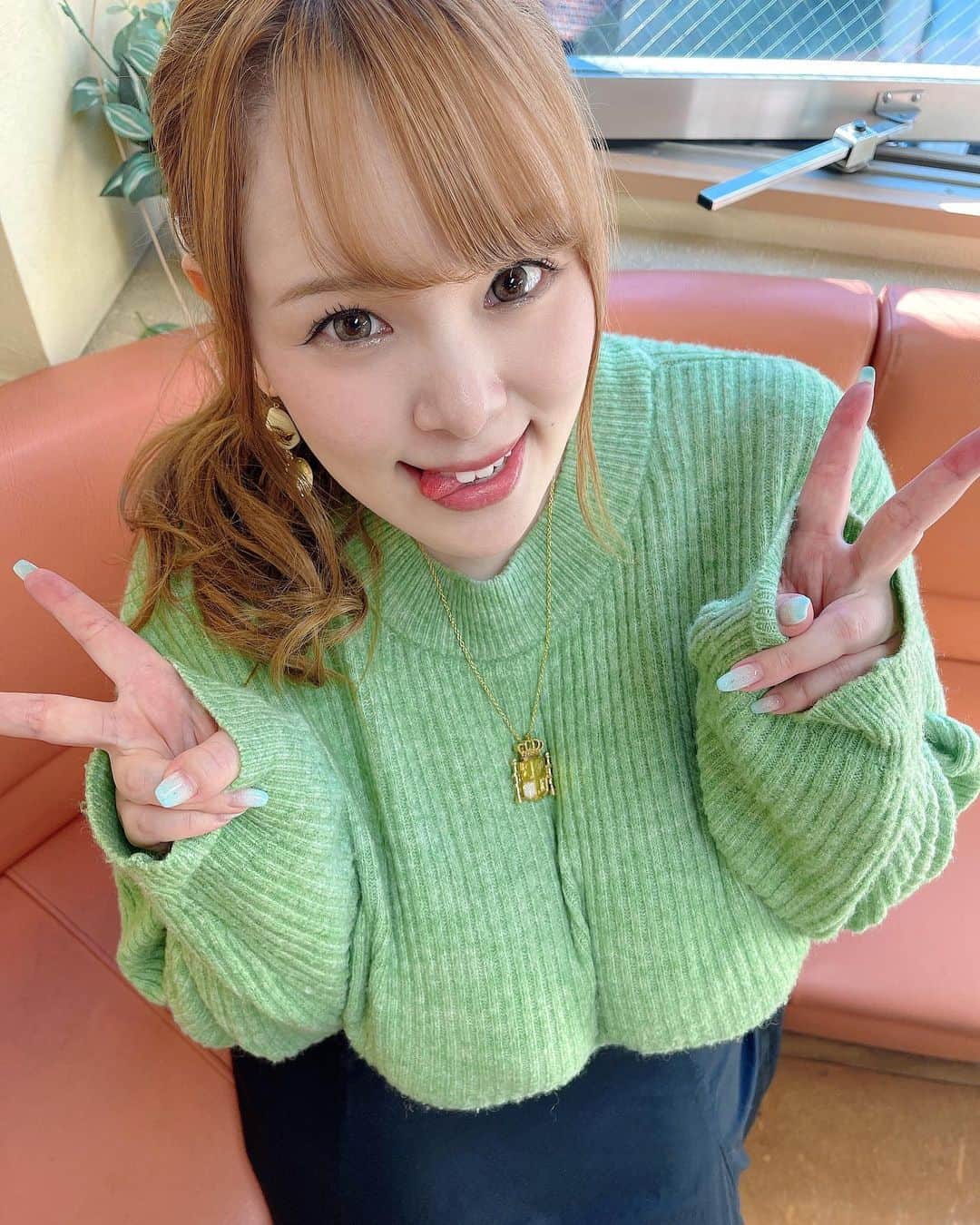 バンビグループ（バンビプロモーション）のインスタグラム：「ニット映え🧶西村ニーナです🤩 見えなくても興奮しますね。。  #西村 #ニーナ #ニット #グリーン #分かる #存在感  #nice #good #fantastic  #perfect」