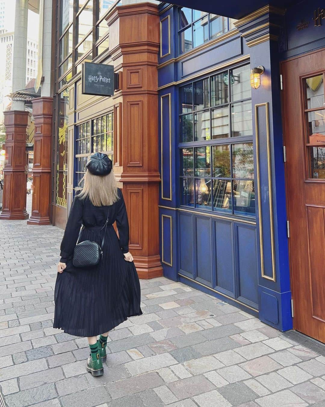 秋山衣梨佳さんのインスタグラム写真 - (秋山衣梨佳Instagram)「🧙‍♀️🪄✨ 　 　 Harry Potter cafeに行った時のコーデ🧙‍♀️  @fakui_official の LINED BIJOUX SOCKS履いたよ🧦  かわいい〜💎💎 大きめのビジューがついてて  ハリーポッターカフェ黒っぽコーデにしたくて そーゆーシンプルコーデするときの アクセントにピッタリだった👌 　  #fakui#socks#madeinjapan#bijouxsocks#足元コーデ#ファクイ#靴下コーデ#秋冬ファッション#くつした」11月7日 21時15分 - akiyamaerika