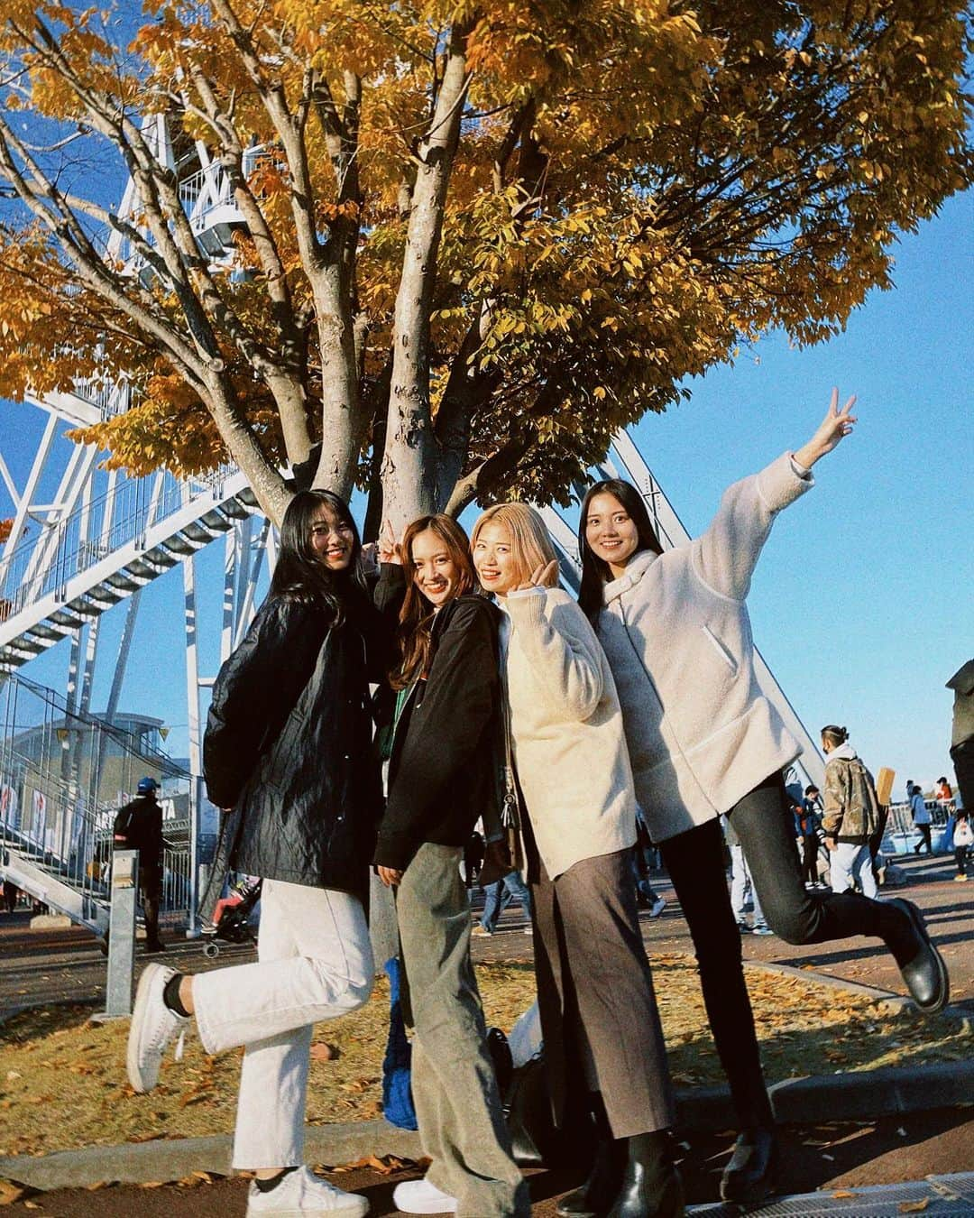 高橋菜生のインスタグラム：「. 公園に紅葉見にきた女の写真🍁  ではなくSGT最終戦を観に🚘 アクシデント多めのレースで ハラハラドキドキが止まらなかった、、、  3年ぶりに4人でまたサーキットに来れて 感慨深い🥹  #TGMって4人だっけ？ #teamgohmodels2019 #teamgohmodels #両サイドがデカすぎて私が小さく見える #166cmあるのに」