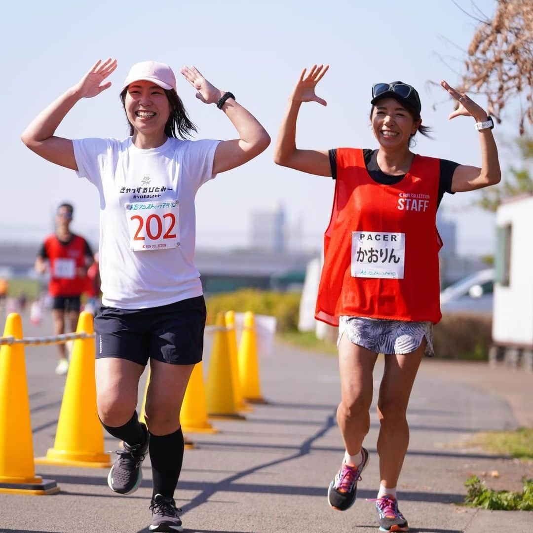 きゃっするひとみーさんのインスタグラム写真 - (きゃっするひとみーInstagram)「#pbアシストハーフマラソン東京  ペーサーの皆様、出場された皆様、チアランナーの皆様、黒川コーチ、そして運営に携わってくださった皆様❣️✨✨ お疲れ様でした❣️🫰🫰  ランコレ初✨の東京開催✨ きた人はわかる、めちゃくちゃ楽しいアットホームな大会でPB達成もたくさん聞けた🫰✨✨  大阪大会は11月23日❣️ タカヤマラソンさんのウォーミングアップ、SUIさんのライブ、みゃこちゃんもきてくれます✨  ペーサーにはちっひーも😭❣️ 8日まで受付延長❣️１０秒ごとにペーサーのいる大会❣️10kmの部もあるので大会の調整にも😆✨ トップページのリンクより✨  この日は書きたいことがありすぎて。笑  会いたかった人にどんどん会える荒川。🥺 ミホシーにミカさん❤️ ミホシーとはゆみちゃん挟んで2人は絶対気が合うから！と言われ、インスタ見てて本当にかっこよくて美意識の高いビジュアルに、仕事に向き合う姿勢にビシビシ刺激受けてて。 ほんまに今度はゆっくりはなしたい🥺  ごっちゃんは何回か会ってると思ってたのにおもいっきり初対面やし。 ひよりちゃんのペーサーはランハッピーすぎて帰ってくるたびこっちも嬉しくなるし。 愛しの小田ちゃんはまさかのかおりん号❣️ゴールシーン最高😭  SUIさんイベントに来てくださってた皆様もいつも優しいし、もう東京がアウェーじゃなくなってる😭と少し思えました😭❤️  よしき、まからんちゃん、さやかさんともゆっくり話せたし✨✨  意外に緊張する黒川コーチも楽しかった。笑  ゆかりさんもいてくれるだけで心強かった😭  めちゃくちゃ素敵な写真をたくさん撮ってくださったMITOYAさんも🙏❣️  第一回大会❣️❣️❣️ 大阪でみんな走ろうー！！！！❣️  ＭＣ面白かった✨って言ってもらえるのも嬉しい😭❤️  photo by @tachyon_mitoya 🙏❣️  @runcolle  →こちらのアカウントもぜひフォロー😆  🏯熊本城マラソン2022公認インフルエンサー🐻🏯 2023.2.19開催！熊本城マラソン、熊本の魅力お届けします！！ 🌸ふくい桜マラソンプレ大会ゲストランナー🌸 2023.3.26開催！大迫傑さん、神野大地さんと福井でお待ちしております！ 🎤オオサカランナーズトライアルMC🎤 2022.12.10長居公園にて！年明けフルマラソン走る方は30km（ペーサーいます！）、年内ラストレースにはハーフマラソン、年末レースの皆様には調整10km！お待ちしてます！ 🏃‍♀️ナゴヤランナーズカップゲストランナー🏃‍♀️ 2023.1.7大高緑地にて！！！ 今年も年明けはゲキサカ？！！な大高緑地で走り初めしましょかー😆🫶🫶  どれもエントリーはトップページのリンクより❣️  #ランナーズトライアル #pbアシストハーフマラソン  出場マラソン⭐︎  #福山ハロウィンマラソン #神戸マラソン #熊本城マラソン #大阪マラソン #saurusマラソン  #小野ハーフマラソン  #ふくい桜マラソン #名古屋ウィメンズマラソン  #愛媛マラソン #奈良マラソン  #マラソン #marathon #running #マラソン女子  #マラソントレーニング  #マラソン  #マラソン大会」11月7日 21時30分 - takaxjumppp