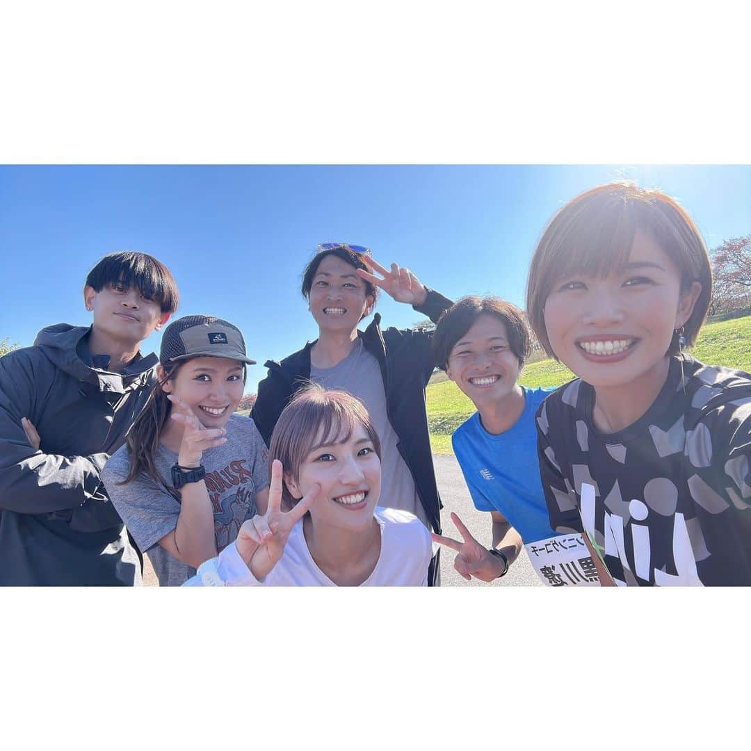 きゃっするひとみーさんのインスタグラム写真 - (きゃっするひとみーInstagram)「#pbアシストハーフマラソン東京  ペーサーの皆様、出場された皆様、チアランナーの皆様、黒川コーチ、そして運営に携わってくださった皆様❣️✨✨ お疲れ様でした❣️🫰🫰  ランコレ初✨の東京開催✨ きた人はわかる、めちゃくちゃ楽しいアットホームな大会でPB達成もたくさん聞けた🫰✨✨  大阪大会は11月23日❣️ タカヤマラソンさんのウォーミングアップ、SUIさんのライブ、みゃこちゃんもきてくれます✨  ペーサーにはちっひーも😭❣️ 8日まで受付延長❣️１０秒ごとにペーサーのいる大会❣️10kmの部もあるので大会の調整にも😆✨ トップページのリンクより✨  この日は書きたいことがありすぎて。笑  会いたかった人にどんどん会える荒川。🥺 ミホシーにミカさん❤️ ミホシーとはゆみちゃん挟んで2人は絶対気が合うから！と言われ、インスタ見てて本当にかっこよくて美意識の高いビジュアルに、仕事に向き合う姿勢にビシビシ刺激受けてて。 ほんまに今度はゆっくりはなしたい🥺  ごっちゃんは何回か会ってると思ってたのにおもいっきり初対面やし。 ひよりちゃんのペーサーはランハッピーすぎて帰ってくるたびこっちも嬉しくなるし。 愛しの小田ちゃんはまさかのかおりん号❣️ゴールシーン最高😭  SUIさんイベントに来てくださってた皆様もいつも優しいし、もう東京がアウェーじゃなくなってる😭と少し思えました😭❤️  よしき、まからんちゃん、さやかさんともゆっくり話せたし✨✨  意外に緊張する黒川コーチも楽しかった。笑  ゆかりさんもいてくれるだけで心強かった😭  めちゃくちゃ素敵な写真をたくさん撮ってくださったMITOYAさんも🙏❣️  第一回大会❣️❣️❣️ 大阪でみんな走ろうー！！！！❣️  ＭＣ面白かった✨って言ってもらえるのも嬉しい😭❤️  photo by @tachyon_mitoya 🙏❣️  @runcolle  →こちらのアカウントもぜひフォロー😆  🏯熊本城マラソン2022公認インフルエンサー🐻🏯 2023.2.19開催！熊本城マラソン、熊本の魅力お届けします！！ 🌸ふくい桜マラソンプレ大会ゲストランナー🌸 2023.3.26開催！大迫傑さん、神野大地さんと福井でお待ちしております！ 🎤オオサカランナーズトライアルMC🎤 2022.12.10長居公園にて！年明けフルマラソン走る方は30km（ペーサーいます！）、年内ラストレースにはハーフマラソン、年末レースの皆様には調整10km！お待ちしてます！ 🏃‍♀️ナゴヤランナーズカップゲストランナー🏃‍♀️ 2023.1.7大高緑地にて！！！ 今年も年明けはゲキサカ？！！な大高緑地で走り初めしましょかー😆🫶🫶  どれもエントリーはトップページのリンクより❣️  #ランナーズトライアル #pbアシストハーフマラソン  出場マラソン⭐︎  #福山ハロウィンマラソン #神戸マラソン #熊本城マラソン #大阪マラソン #saurusマラソン  #小野ハーフマラソン  #ふくい桜マラソン #名古屋ウィメンズマラソン  #愛媛マラソン #奈良マラソン  #マラソン #marathon #running #マラソン女子  #マラソントレーニング  #マラソン  #マラソン大会」11月7日 21時30分 - takaxjumppp