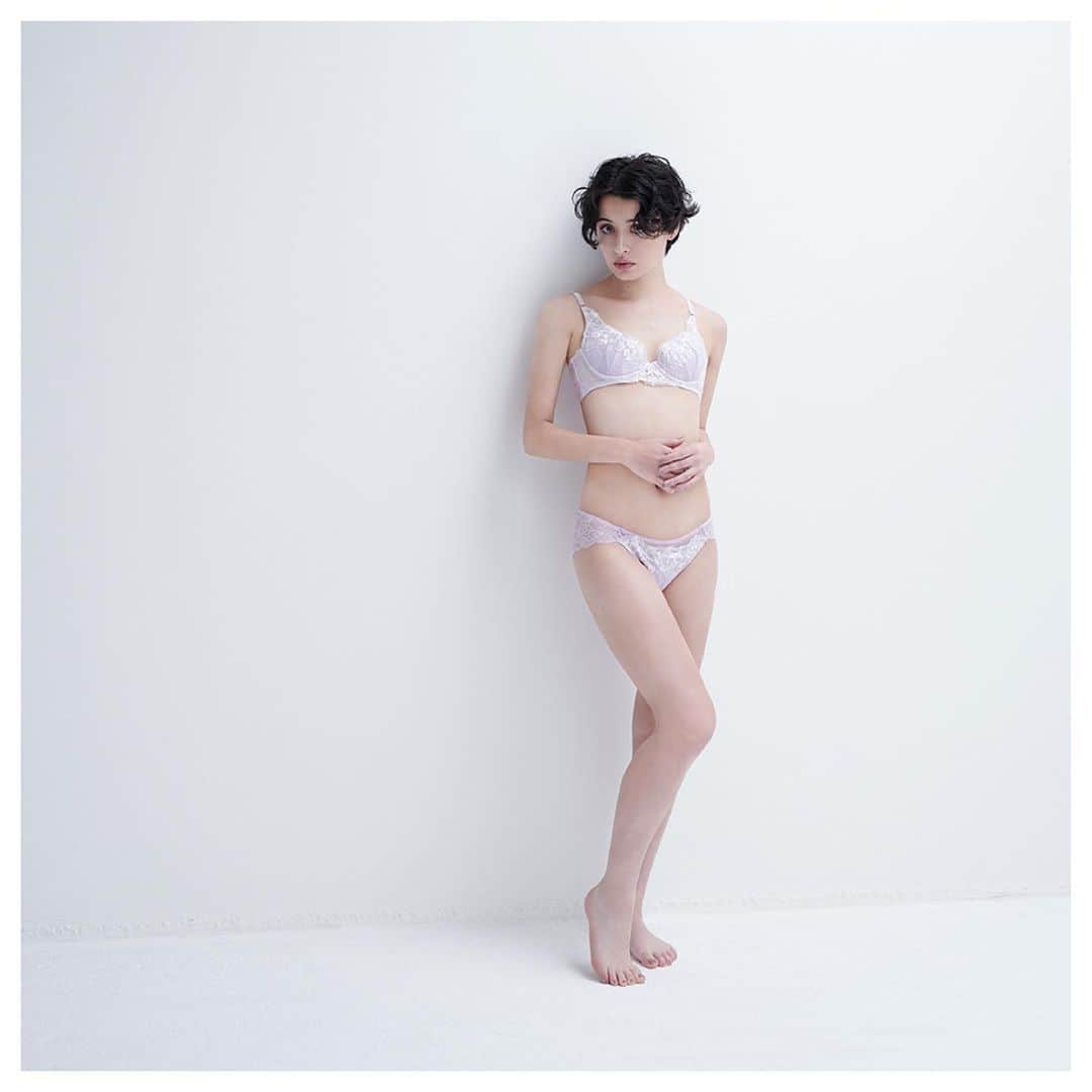 ravi.meのインスタグラム：「トゥインクルロージー デュベタッチ ブラ ホワイト／ピンク／パープル／ブルー  「女っぽさが淡くきらめき」 ペールトーンの薔薇の光沢が、わたしを優雅な気持ちにする。 頑張りすぎず、でも気分は上げたい、大人のフェミニンスタイル。  #ravime #ラヴィミー」