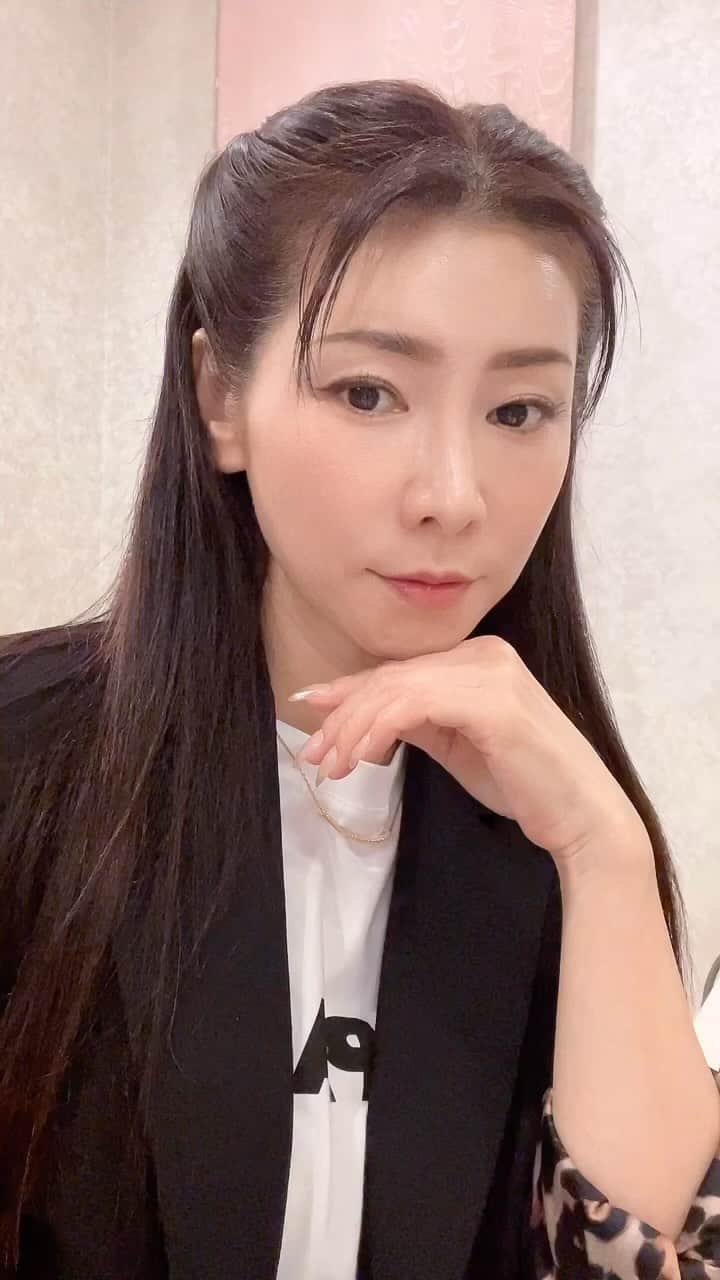 のインスタグラム：「今日のコーデ😉✨  朝晩の寒暖差が激しく、服装選びが難しい時期ですよね。 昼間は暖かくまだシャツ一枚でも過ごせますからね。 今日は軽いジャケットにTシャツ。 #コーデ#ファッション#fashion  #ファッション好きな人と繋がりたい  #ジャケット#ダブス#doublestandardclothing  #Tシャツ#ウィムガゼット  #デニム#yanuk  #スニーカー#セリーヌ #水谷雅子#水谷雅子beautybook50の私  #水谷雅子の美容の秘訣シリーズ」