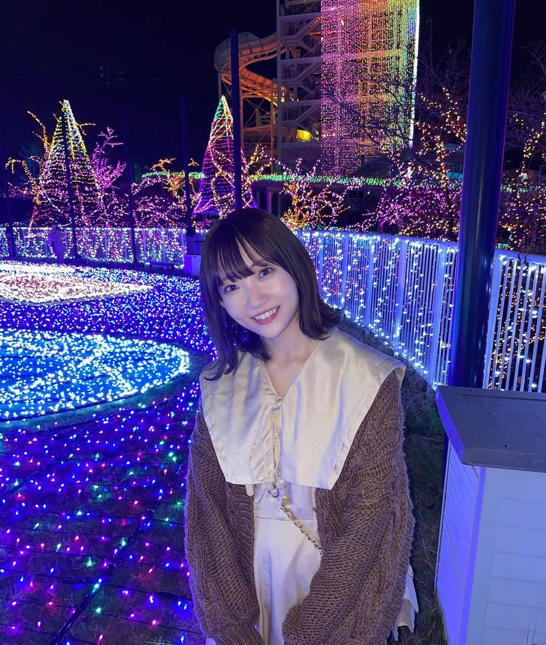 夏川愛実のインスタグラム：「⁡ 　　　 ⁡ 本当にめちゃくちゃ綺麗だった感動した😭💗👏 ⁡ ⁡ #よみうりランド#イルミネーション#キラキラ風船 #ヘアカラー#newhair#ベージュカラー#オリーブベージュ #ボブ#ボブアレンジ#ショートヘア#ヘアカラー#暗髪カラー #ヘアアレンジ#外ハネアレンジ#外ハネ#秋コーデ #148cm#f4f#いいね返し#l4l#フォロバ ⁡ ⁡ ⁡ ⁡」