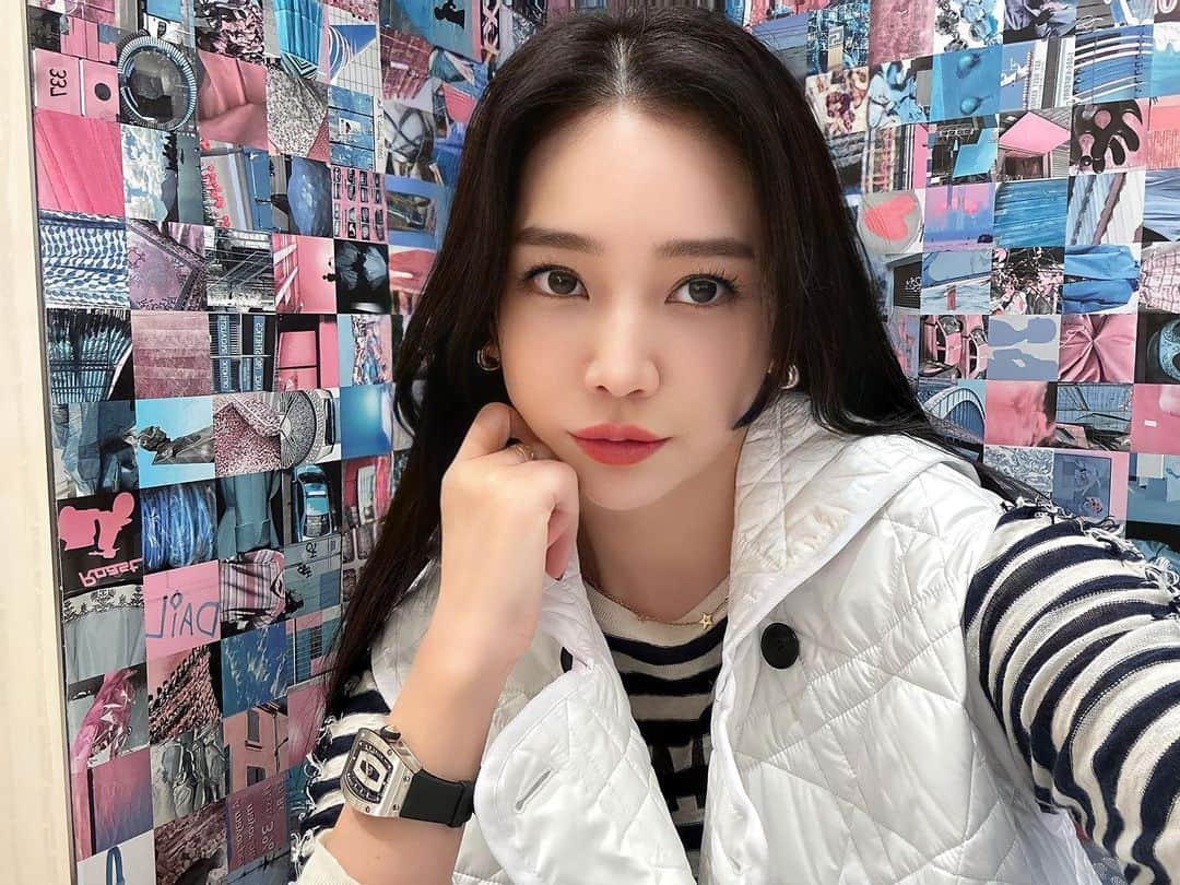 megbabyのインスタグラム：「久しぶりのカフェ☕️に 久しぶりのセルフィ🫣🤳  年に一回くらいはいいよね🥺 昔はカフェに行ってゆっくり過ごしてセルフィとか撮れる余裕があったなぁと振り返り😳  今月は誕生日月だから少しだけまわりに甘えようがテーマ🥹  誰かの当たり前が 自分の特別になる事もある。  自分の当たり前が 誰かの特別になるように。  1日1日当たり前に過ごす時間を 特別な時間にしよう💘」