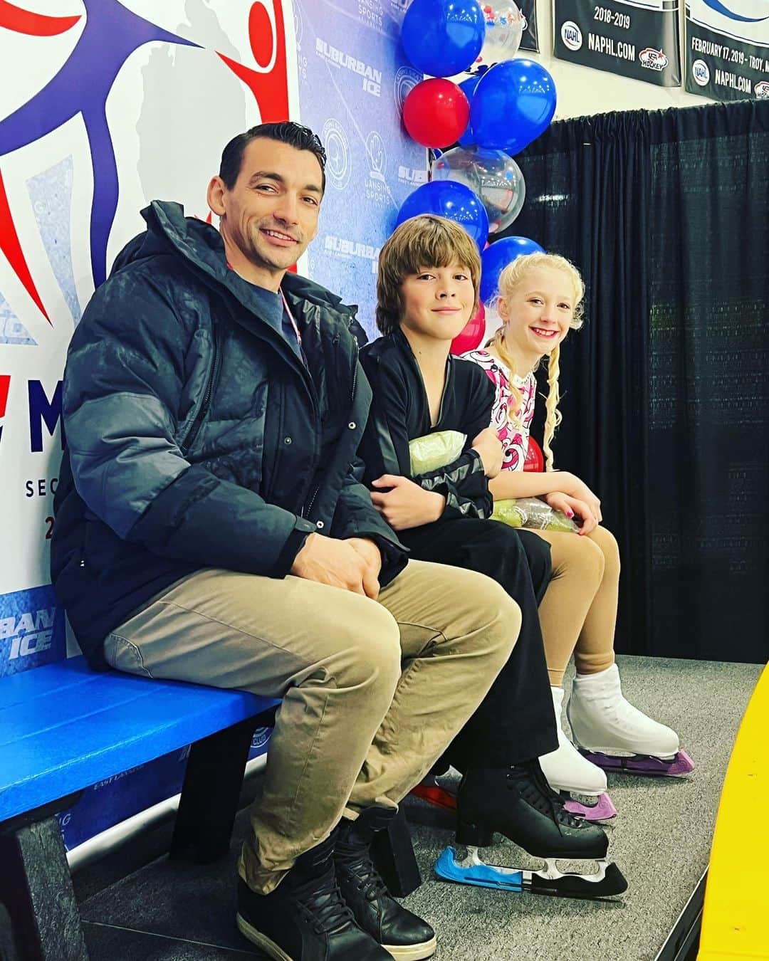 クリス・クニエリムのインスタグラム：「Juvenile pairs  bright and early getting it done.  Congrats to all the competitors.🎉🎊😎#pairfinal #usfigureskating」