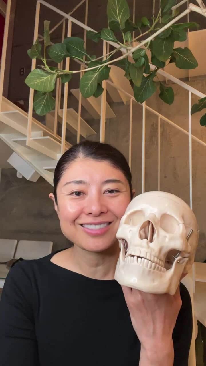 間々田佳子のインスタグラム：「皆さんの顔の中の小人たちと 毎日会話していますか？  という 不思議なインスタライブ🤣  #コアフェイストレーニング #間々田佳子 #顔の中の小人たちとまずはお友達になりましょう #表情筋トレーニング  #顔の筋トレ」