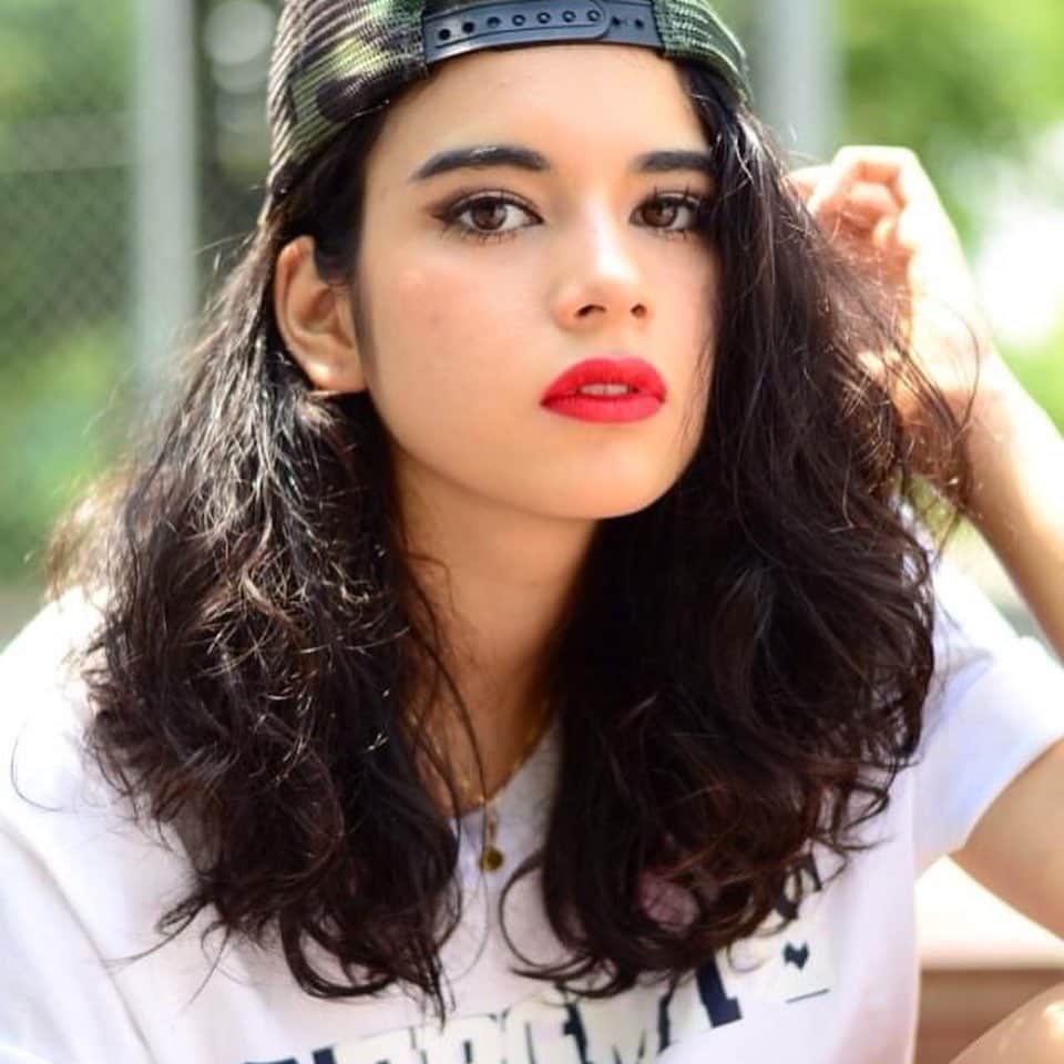 エレン・ロクサナのインスタグラム：「me when i was 17🥹 この写真のころの私を 見覚えがあったり見たこといる？🤣」