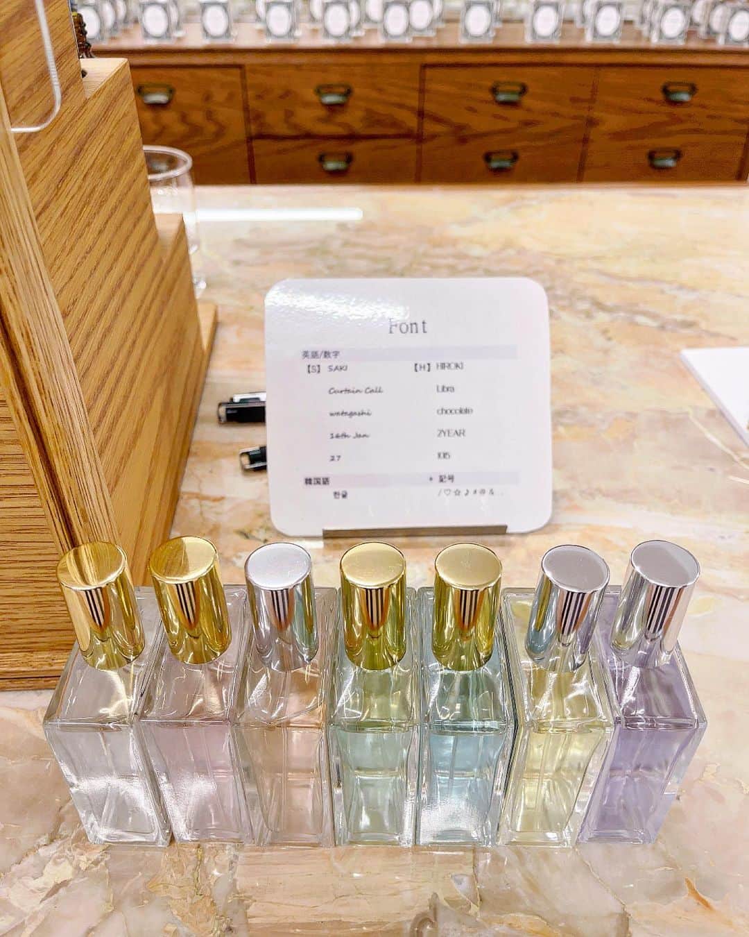 瀬戸早妃さんのインスタグラム写真 - (瀬戸早妃Instagram)「自分の好きな香りだけ集めて オリジナルのPerfumeを作れるお店🖤 @annfragrance   私は大好きなサボンを中心に ラベンダーと青みのある薔薇のスッキリした香りをブレンドして、 ほんわりパープルがかった色味をプラス💜   ボトルのキャップもゴールドかシルバーを選べたり、Perfumeにも名前を入れられたりと、恋人同士のプレゼント🎁にもオススメ。 とっても幸せな時間でした✨  #annfragrance  #fragrance #オリジナルパフューム」11月7日 22時43分 - plievesaki
