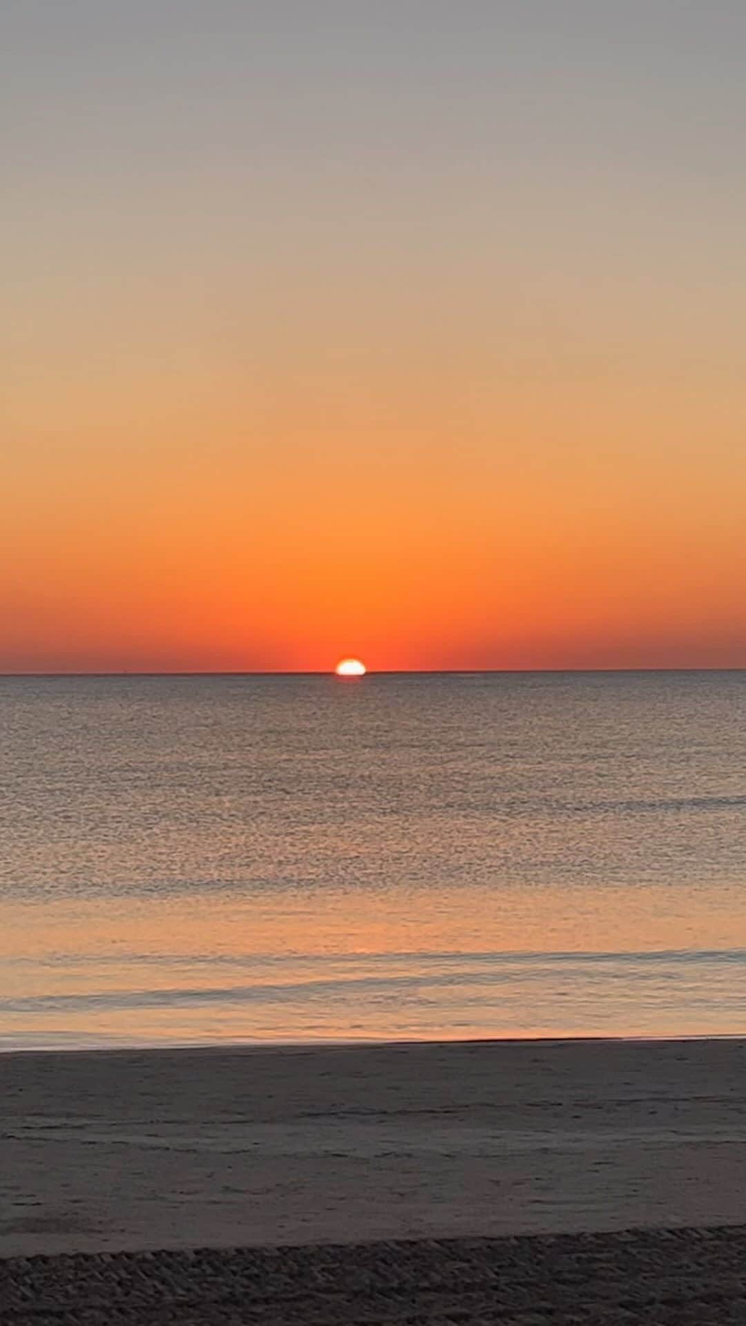 アシヤのインスタグラム：「島根県出雲市 日本海に沈む夕日」