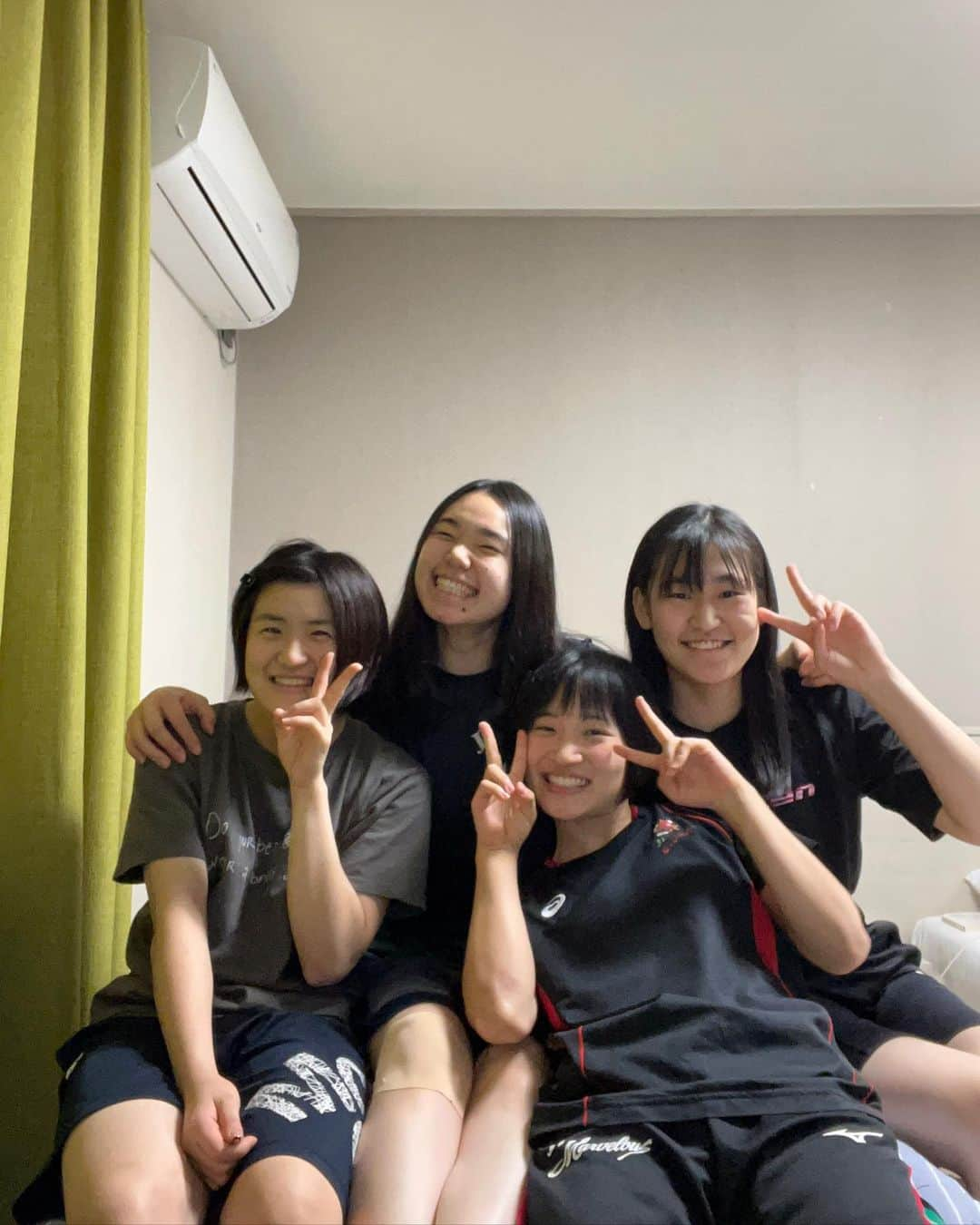 橘井友香さんのインスタグラム写真 - (橘井友香Instagram)「・ 愉快な仲間たち👧🧒👩👱‍♀️ アーちゃんの私に耳を付けたがる癖は この時からあったとさ、、、 3枚目ゴメンなマーちゃん。  急にくる私の時差投稿でした📷💭 ̖́-」11月7日 23時09分 - yuka.kitsui