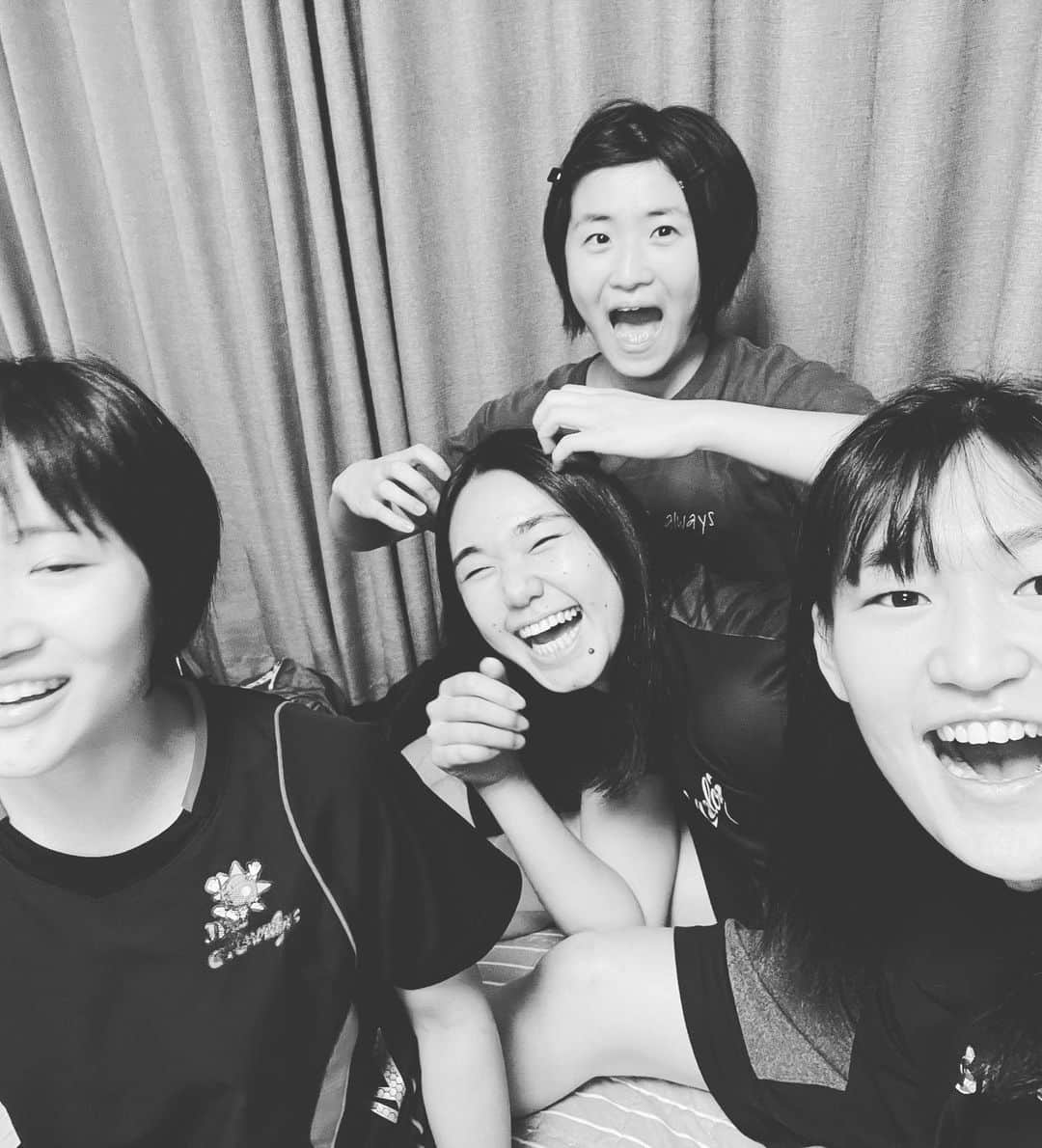 橘井友香さんのインスタグラム写真 - (橘井友香Instagram)「・ 愉快な仲間たち👧🧒👩👱‍♀️ アーちゃんの私に耳を付けたがる癖は この時からあったとさ、、、 3枚目ゴメンなマーちゃん。  急にくる私の時差投稿でした📷💭 ̖́-」11月7日 23時09分 - yuka.kitsui