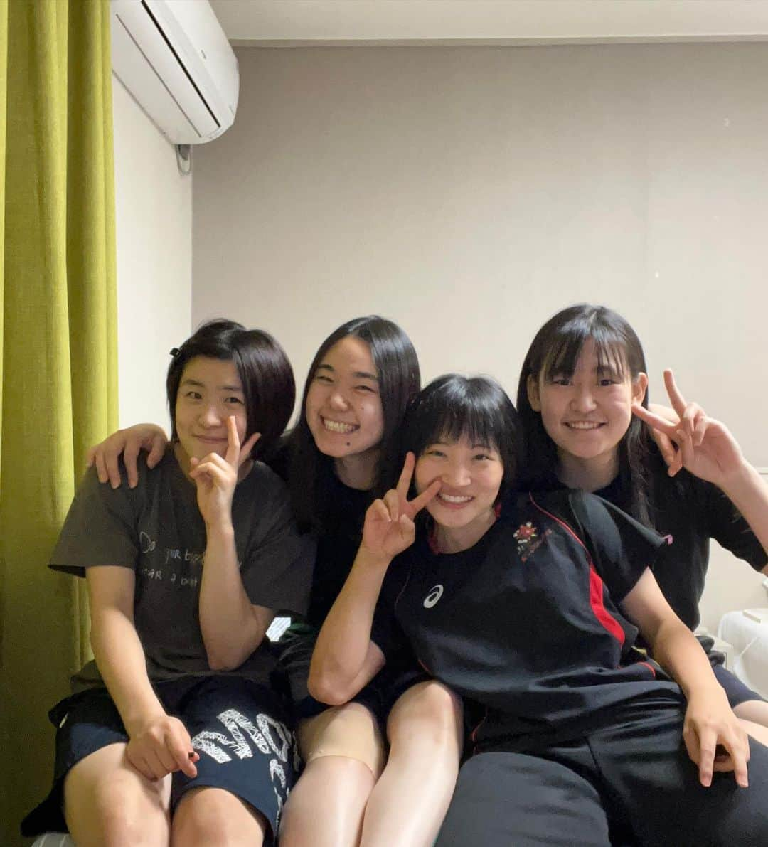 橘井友香のインスタグラム：「・ 愉快な仲間たち👧🧒👩👱‍♀️ アーちゃんの私に耳を付けたがる癖は この時からあったとさ、、、 3枚目ゴメンなマーちゃん。  急にくる私の時差投稿でした📷💭 ̖́-」