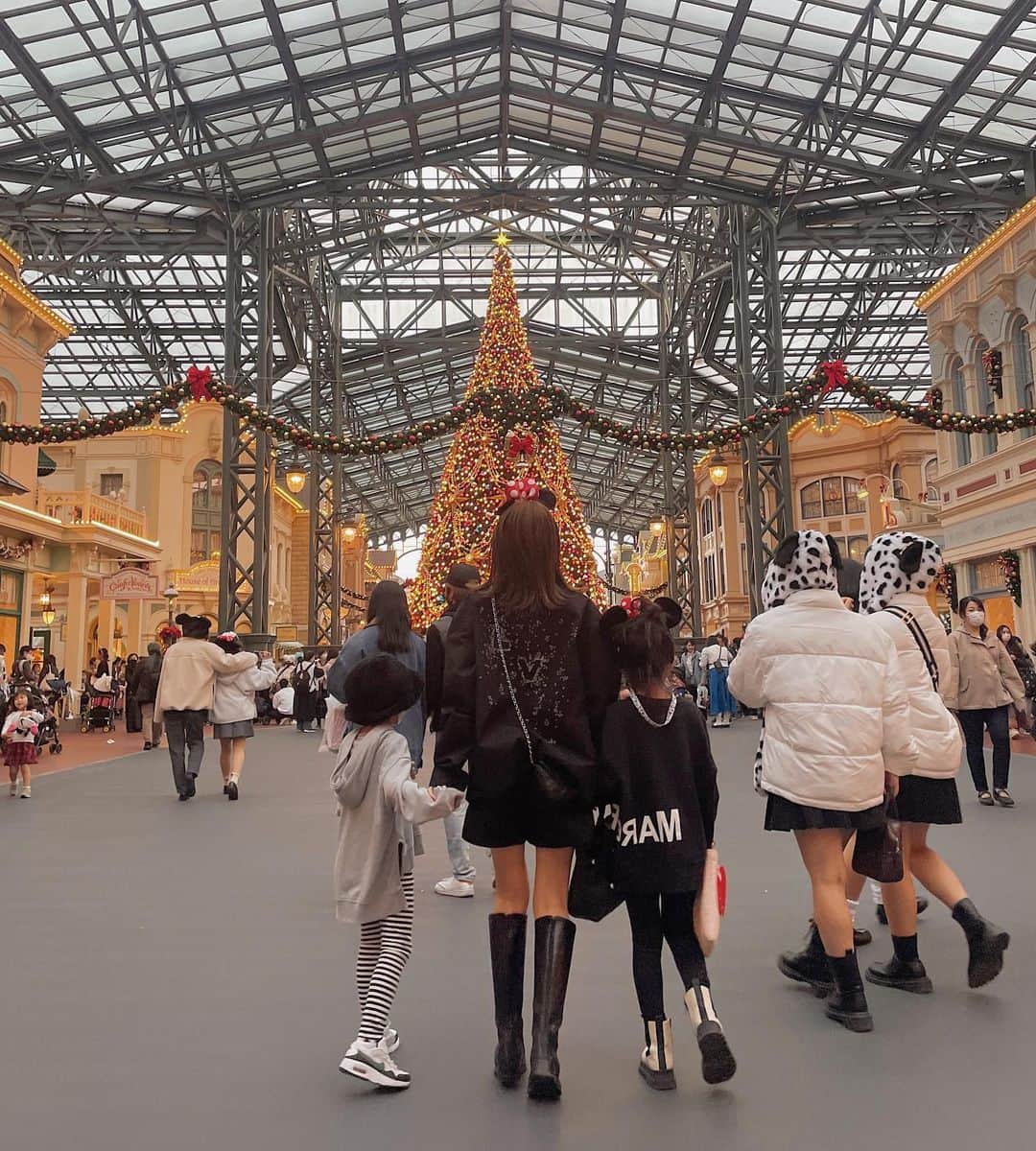 のインスタグラム：「家族で久しぶりのDisney🏰❤️  人混み嫌いな👨🏽が娘の抱っこ時代に訪れた激混みDisneyのトラウマにより日本のランドは5年以上ぶり！  タイミング良くクリスマスイベントも開催されていて煌びやかなランドの雰囲気に吸い込まれトラウマ解消🎄✨笑  学校終わりの夕方着いて閉園まで思いっきり楽しんだ1日目🫶🏻  幼い頃から家族と観て思い出深いエレクトリカリルパレードやっぱりすき❤️❤️❤️  #disney#disneyland#ディズニー#ディズニーランド#ディズニーコーデ#ディズニーコーデ冬#ディズニーカチューシャ#ディズニークリスマス#family#小学生ママ#家族#家族写真#家族旅行#子連れディズニー#子連れお出かけ#hn✈️trip」
