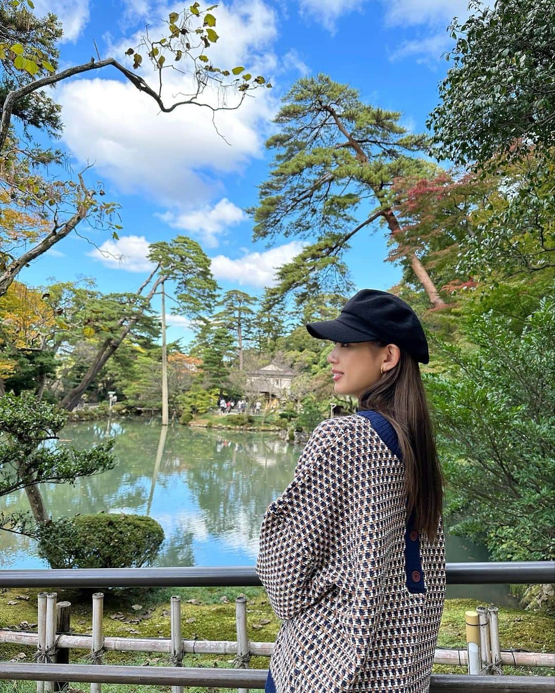 坪井ミサトのインスタグラム：「誕生日旅行は 初めましての金沢へ✨  とりあえず 2日間でたらふく食べました🤤🤍笑  1日目はあちこち観光🚶‍♀️ いっぱい歩いたのでプラマイゼロで✌️笑  兼六園は少し紅葉が色ずいてました🍁 水に緑に、心が癒されスッキリ🤍  ひがし茶屋街は 和の雰囲気がとっても素敵☺︎  2日目は海の方へ🏝 砂浜まで車で入れるのが初体験で感動しました🚗  控えめに言って金沢最高です。 また行きます🫡  ※動画はシネマティックモードで、 アクションして　 というフリに答えました。  #誕生日旅行 #金沢 #金沢観光 #ご飯美味しい #食べ歩き #観光 #海鮮 #兼六園 #ひがし茶屋街」