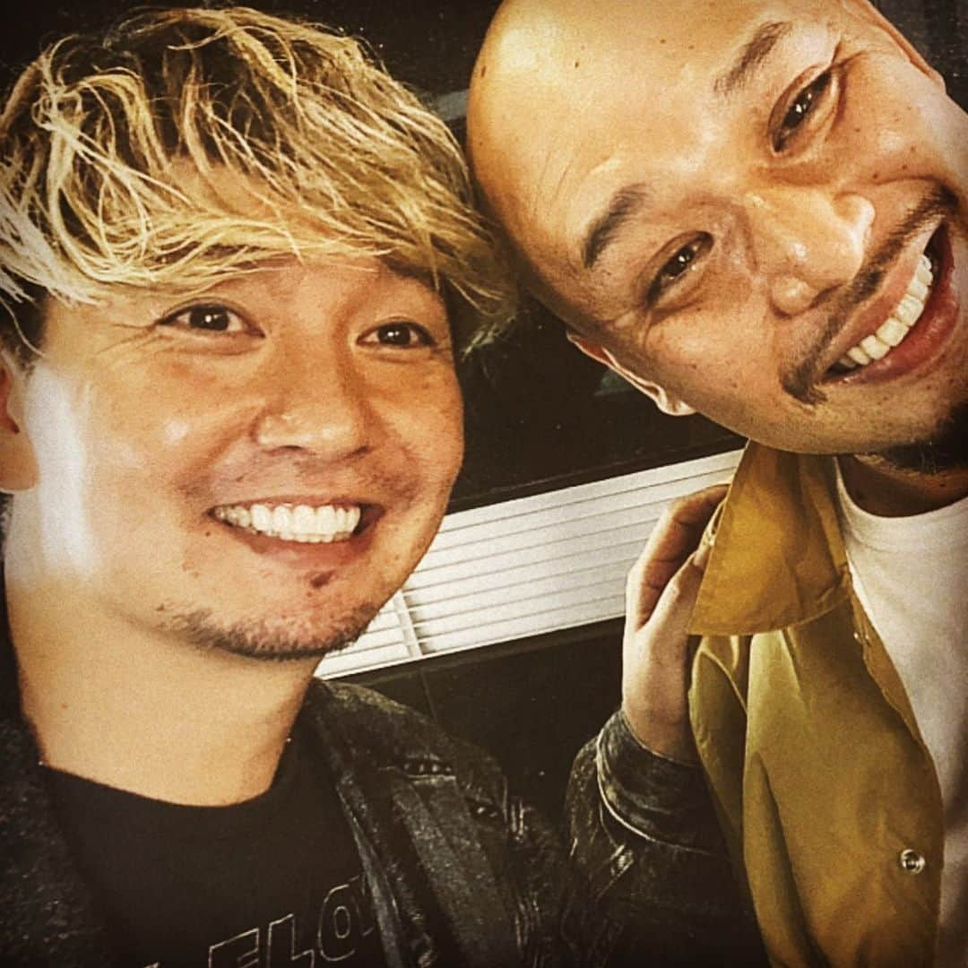 大江健次さんのインスタグラム写真 - (大江健次Instagram)「#けいちょんチャンネル #けェス #IN宮崎シーズン2  笑いあり、涙ありの2時間⏰ シーズン2の幕開けは最高でした‼️ そしてサプライズゲストはなんと湘南乃風さん🔥 マジでエグかったです🔥🔥🔥  先日リリースされた湘南さんの『夢物語』 そのMVに極楽山本さんが出演。 7年前復帰一発目の下北沢LIVEの映像が使われ 曲と歌詞と山さんの人生がリンクしてると 自分も頑張らないとと 大きな話題になった曲です。  もちろん僕もブチ刺さった一曲で、 目の前の雑務が片付かなくなるから ちょっと聞くのやめようと思った時期もありました🤣 マジでヤバいんでまだの人は聞いて欲しいす🔥  生で聴いた夢物語は、ヤバすぎました ステージ上にはけいちょんも居まして、 次の出番だったのでバッチリ袖で目に焼き付けて そりゃもうとんでもない感情になりましたよ😭  長年大好きな湘南さんも来年20周年✨ 実は我々こりゃめでてーな同期なんです笑。 貴重なお写真を二枚📸 豊満乃風史にとって歴史的な一枚🔥 いつか8人の写真、撮りたいです‼️  そしてもう一枚貴重なお写真🔥 SHOCK EYE×SHOCK ZAI 全く似てないうえに豊満でも無くなりつつあるSHOCK-ZAIにいつも優しい言葉、、 感謝しかございません✨  けェス宮崎の模様は水曜日から配信される チケット購入でチェックしてください🙏 湘南さんのシーンも観れるそうです‼️ けいちょんの涙も⁉️ 見てね‼️ヒェ🔥  #湘南乃風 #夢物語 #浴びてやろうぜ #割れんばかりの拍手喝采 #信じてみたら動き出した人生 #こりゃめでてーな #mckj #来年結成20周年 #4枚目の写真 #このジャケットの意味分かる？ #ヒェ」11月8日 0時14分 - mckj_hagestagram