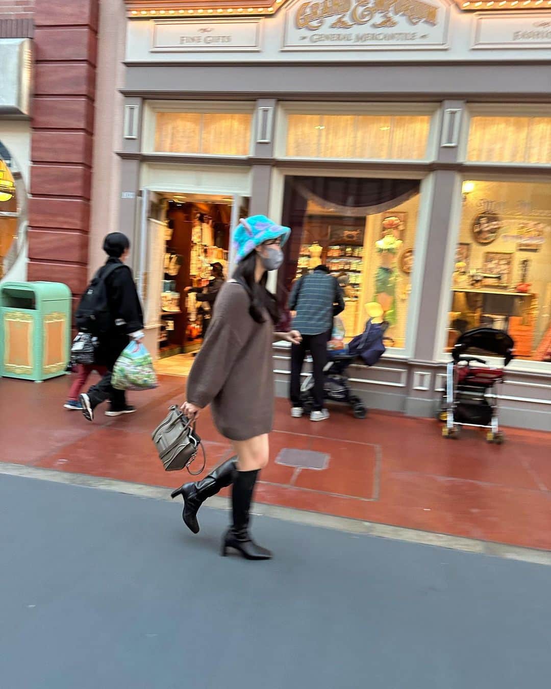 のインスタグラム：「モンスター👾から人間へ  ディズニーのあと赤から行きがち」