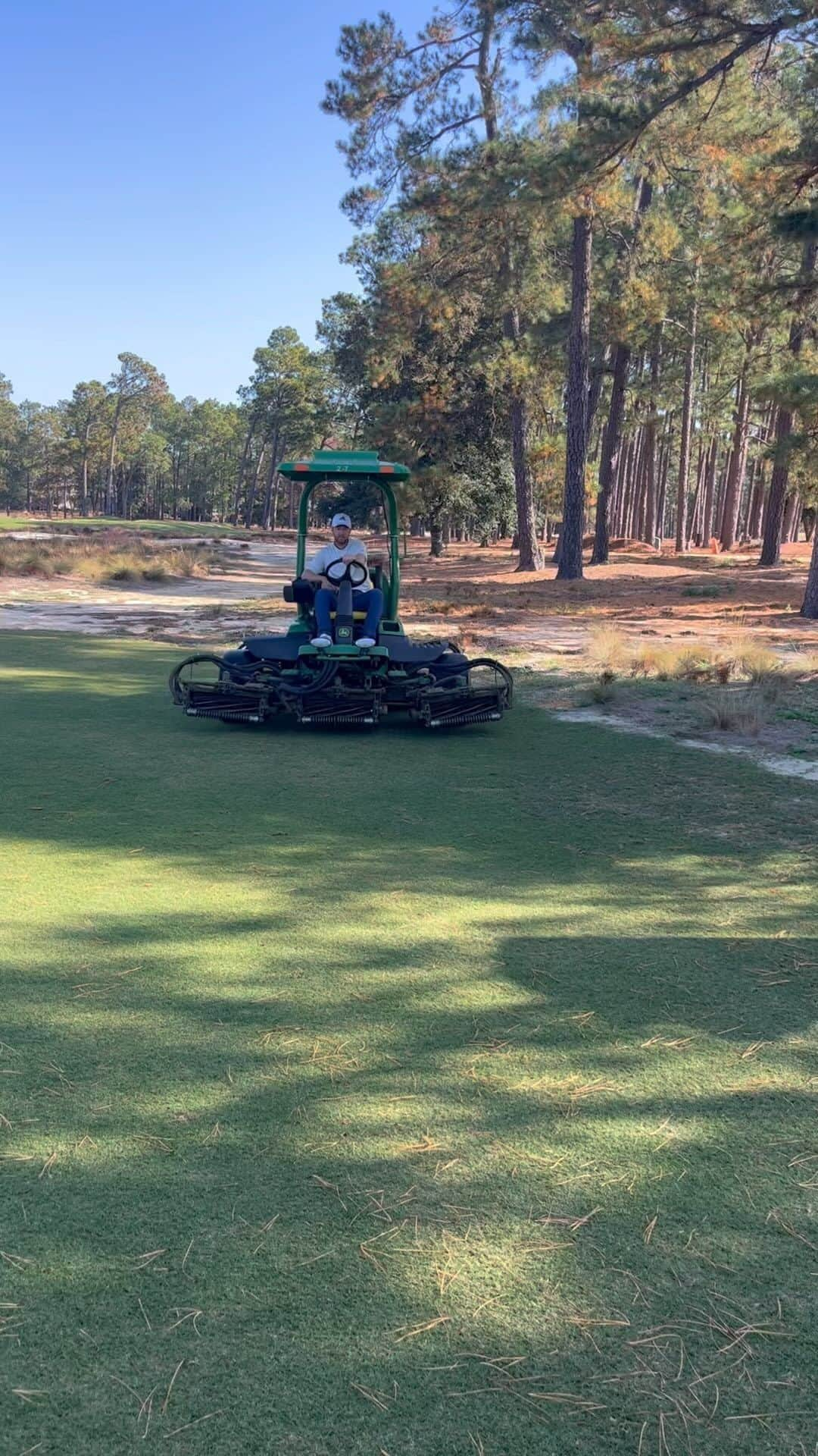 ダニエル・バーガーのインスタグラム：「Straitvibin on a @johndeere #nothingrunslikeadeere」