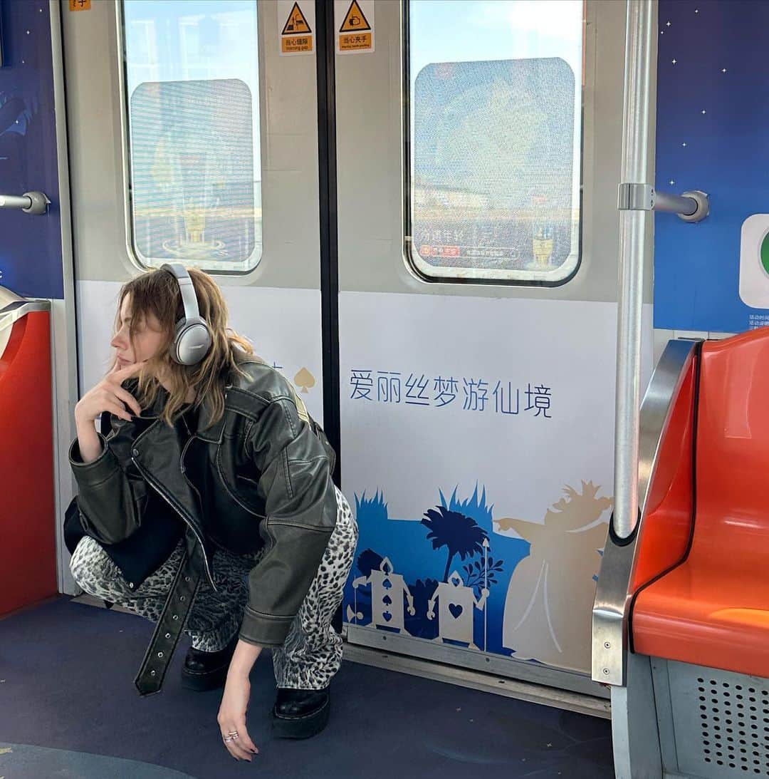 Kira Rauschさんのインスタグラム写真 - (Kira RauschInstagram)「я — паук, который живет в вагоне шанхайского метро. и? моя территория, мои правила」11月8日 1時42分 - granitsysterty