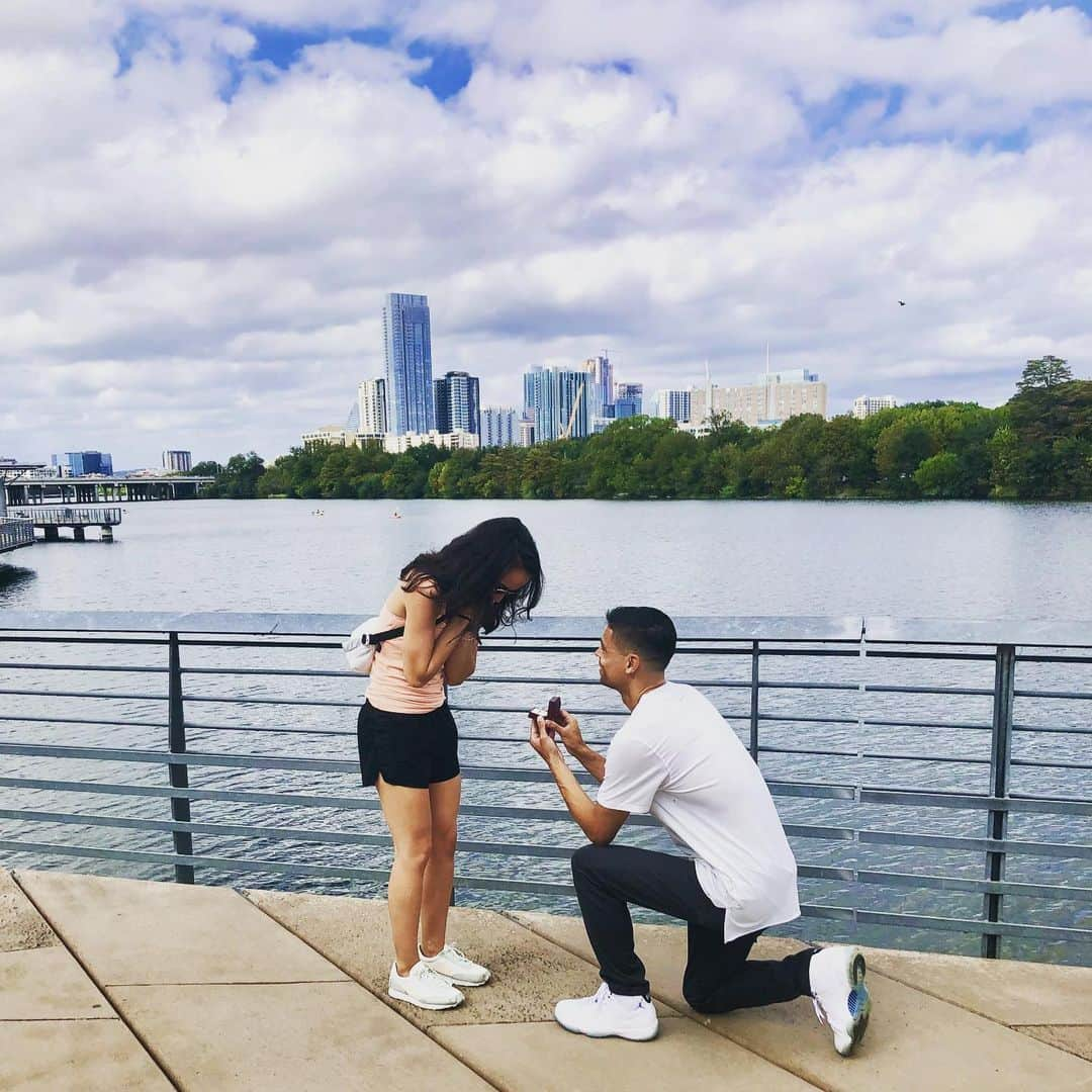 マシュー・セントロウィッツのインスタグラム：「ACL Update: Healthy enough to drop down on one knee 💍」