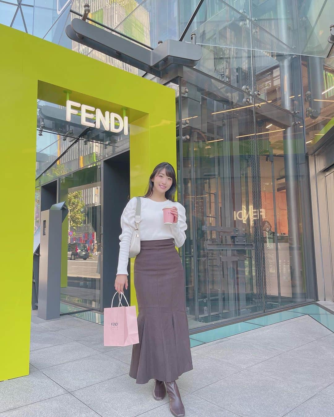 関根ささらさんのインスタグラム写真 - (関根ささらInstagram)「期間限定で開催中の #FENDICAFE へ☕️💗 店内全体が淡いピンクで可愛すぎ🥹💗💝 . . #forucafe とのコラボで、 Wework 1Fにて11/23まで開催中です♡ . . 前回開催時よりも価格帯さがってて利用しやすいお値段だった……🥹🫶🏻✨ . . #フェンディカフェ #fendiカフェ #omotesando #cafestagram #omotesandocafe #harajuku #原宿 #原宿カフェ #表参道カフェ #渋谷カフェ #カフェスタグラム」11月8日 12時47分 - sasarasekine