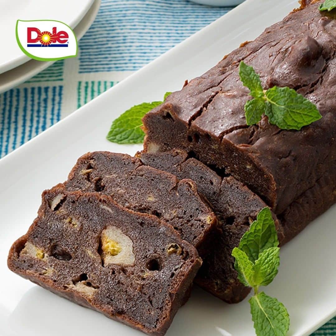 Dole_jp ドール ジャパンのインスタグラム：「小麦粉不使用、グルテンフリー❣混ぜて焼くだけの簡単スイーツ💕 . . 本日ご紹介するレシピはこちら！  ▼▼▼  【バナナと米粉のもっちりココアケーキ】 . . ✏材料（20×7×6cm パウンド型 1本分／10人分） ． ・バナナ（完熟） 3本 ・砂糖（甜菜糖またはきび砂糖）50g ・米粉　100g ・ベーキングパウダー　小さじ1・1/2 ・ココア（ピュアココア）　15g ・豆乳　100ml ・米油　30g ・塩　2つまみ ・ミント　適量 . . ✏作り方 ． 1.バナナは皮をむき、2本はボウルに入れ、フォークなどで潰す。１本は１cm角に切る。ココアはふるいにかけ、米粉、ベーキングパウダーと合わせてさらにふるっておく ． ． 2.１のバナナのボウルに、塩、砂糖を加えてよく混ぜあわせ、豆乳を加えてさらによく混ぜる。ふるった粉類も加えて混ぜ、米油と角切りにしたバナナを加えて混ぜる。型にオーブンシートを敷いて生地を流し入れ、表面を平らにならす。 ． ． 3. 180℃に予熱したオーブンで45分ほど焼いて、焼きあがったら網の上に取り出し、粗熱を取って冷蔵庫でしっかりと冷ます。切って器に盛りつけ、ミントを飾る。 . . グルテンフリーの混ぜて焼くだけの簡単スイーツです☺️🎶 大人もお子様も大満足まちがいなし🍌 . . #ドール #Dole #フルーツ #バナナ #米粉 #ココア #おうちカフェ #パウンドケーキ #スイーツ部 #おやつ #食スタグラム #インスタフード #クッキングラム #デリスタグラマー #お菓子作り好きな人と繋がりたい」