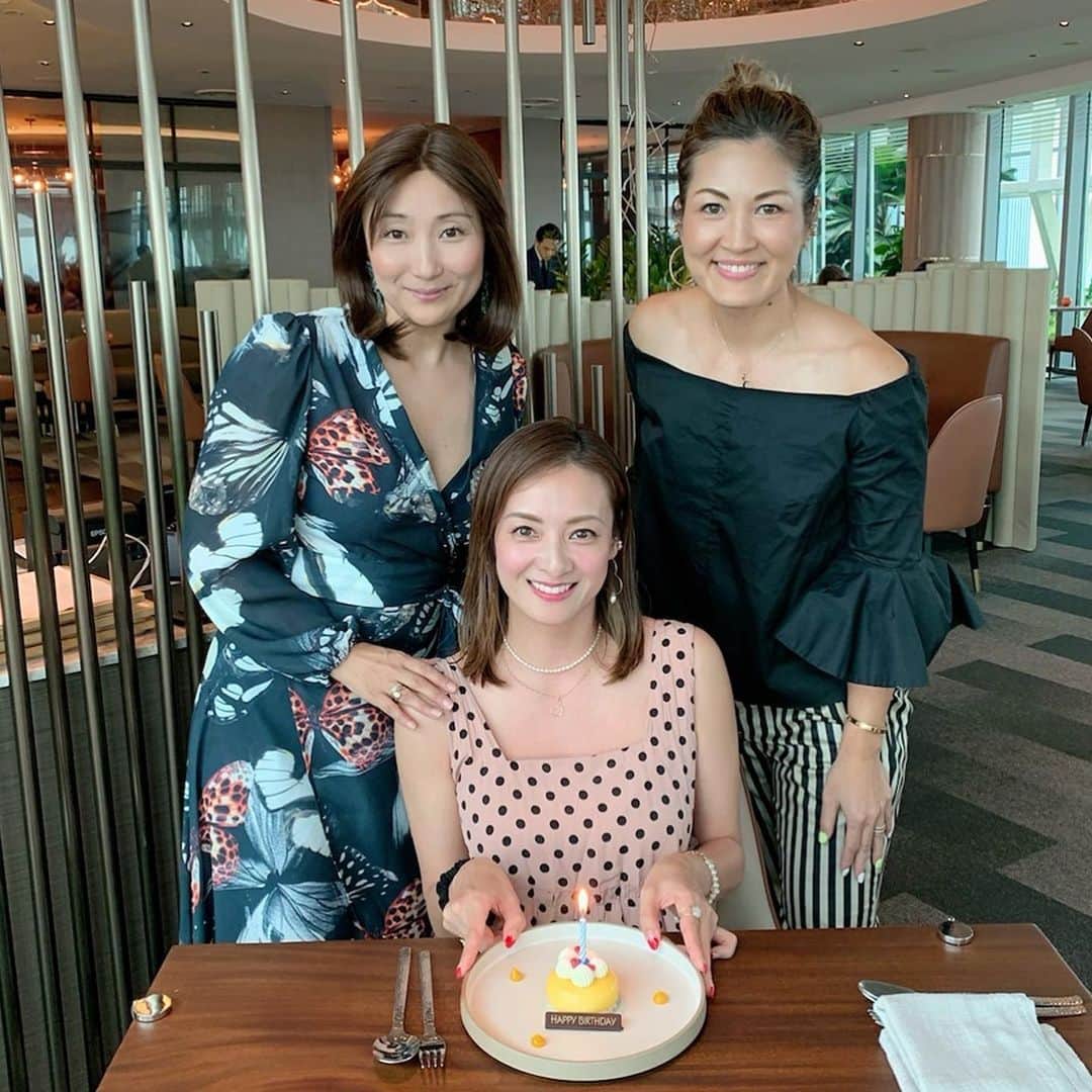 畑田亜希のインスタグラム：「先日お誕生日お祝いしてくれた大好きなお二人🥰  素敵なレストランでサプライズもあり感情が色々忙しかったわ🥹💕  久しぶりにゆっくり話せて、いっぱい笑って楽しかった❤️  3人偶然お揃いだった @ninabeadedbags のバッグはやっぱり可愛いわ😍  みんなどうもありがとう❤️❤️❤️Love...💋  #2022 #sg #singapore #birthdaylunch #mbs #birthdaycake #ninabags」