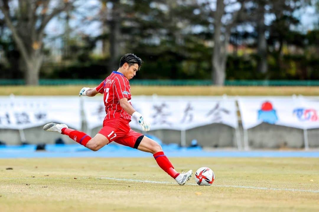 廣末陸のインスタグラム：「試合前日の他会場の結果により今年のＪリーグ昇格は出来ませんでした。 武蔵野戦はメンタル的にもとても難しい試合でしたが、なんとか勝利を収めることができました。 このメンバーでサッカーできるのもあと2試合です。 後悔がないよう最後まで戦います！ #廣末陸　#ラインメール青森」