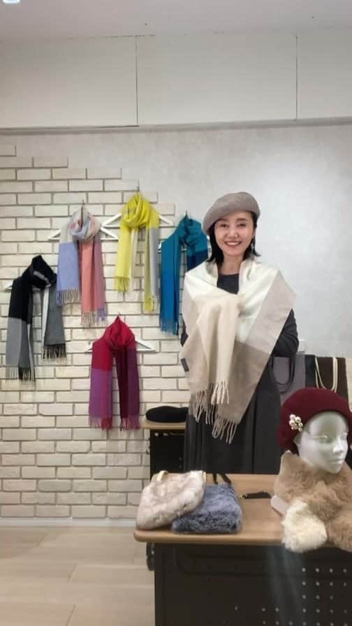 織香のインスタグラム：「カシミア100%マフラー🐐 インスタlive❤️💙💛🖤🍧🐐  ありがとうございました❣️  来週11/15 0時〜QVCにて発売❣️ 是非オンエアご覧ください😊💕」